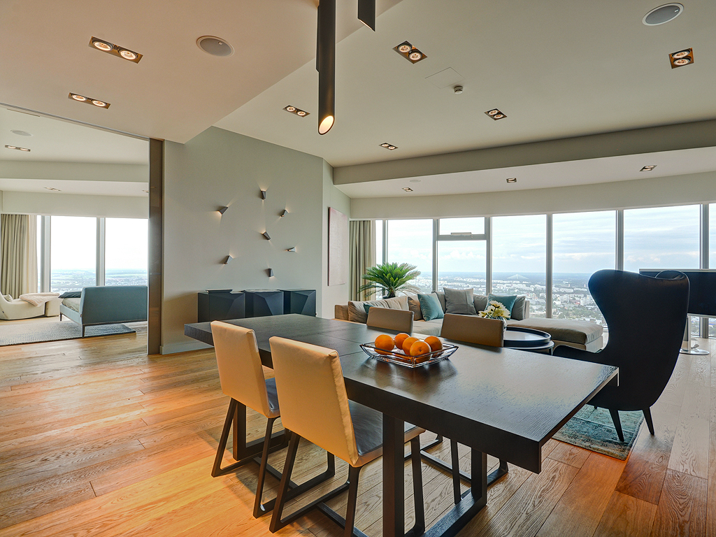 Apartamenty w Sky Tower są jednymi z najwyżej położonych wśród luksusowych mieszkań. Mieszczą się pomiędzy 27. a 48. piętrem wieży oraz 11. a 19. kondygnacją budynku tzw. żagla, odchodzącego od wieży