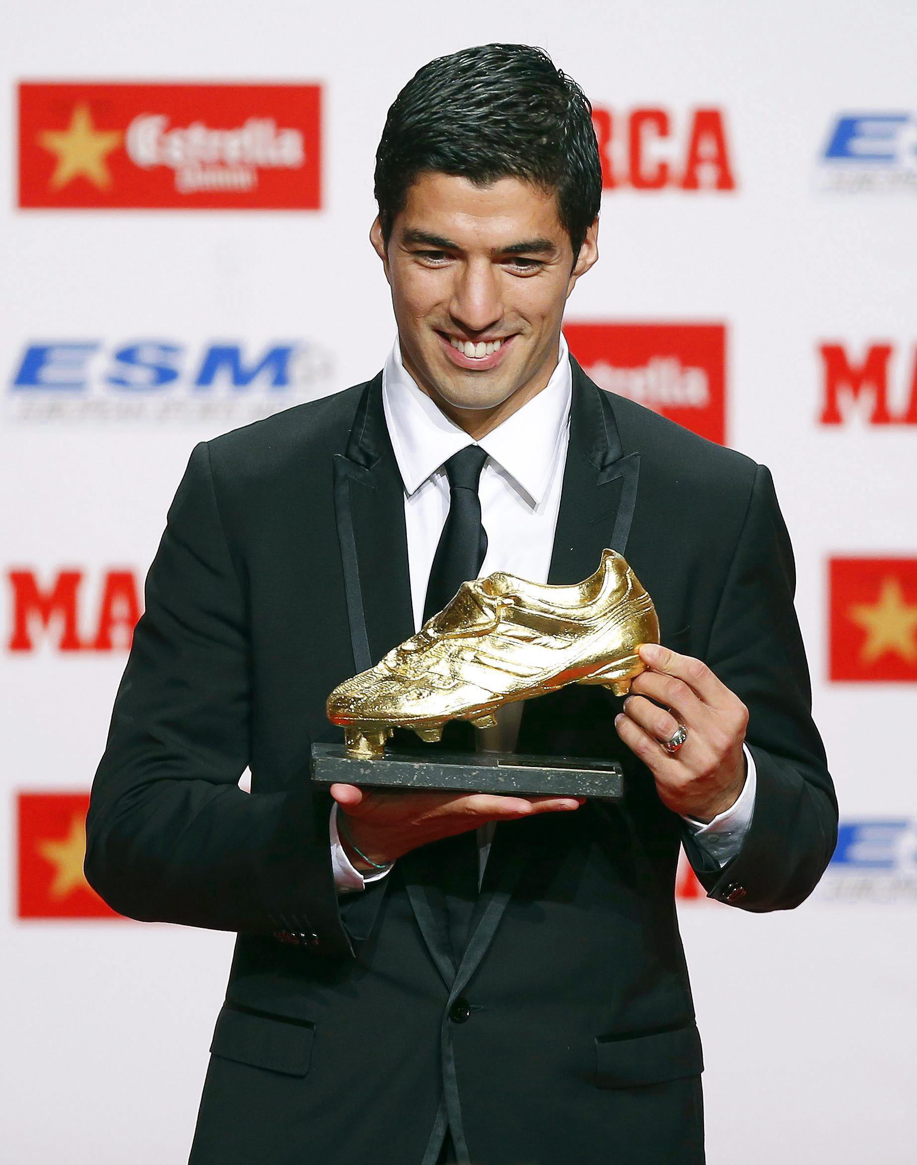 Luis Suarez w towarzystwie pięknej zony odebrał