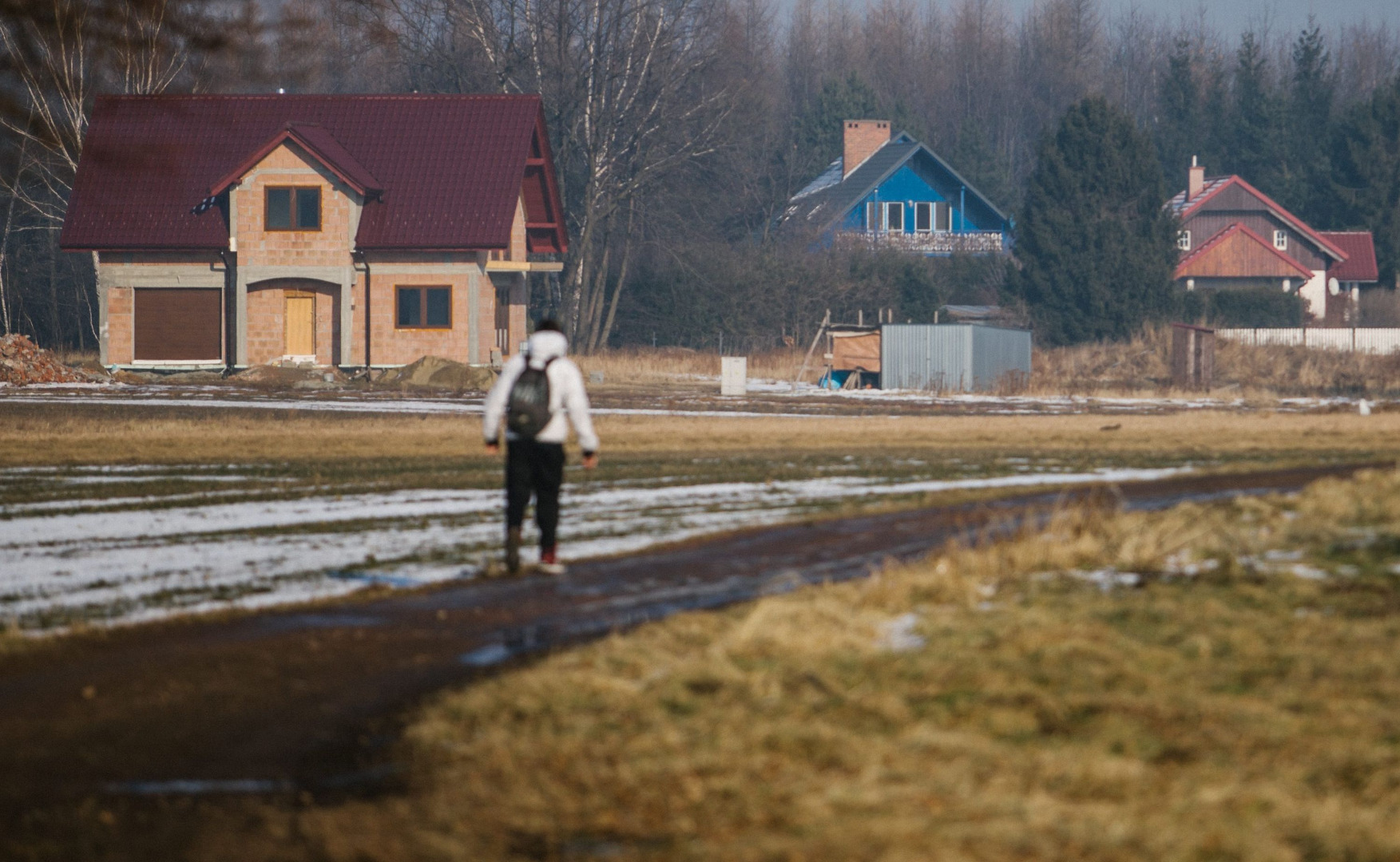 Dom położny jest we wsi Przecieszyn, to pod Brzeszczami; to informacja dla tych, którym te tereny są bardziej znane. Budynek powstał jeszcze w latach 90-tych i ma okazałą bryłę - jego powierzchnia dochodzi do 250 mkw. Wart jest około 400 tys. zł, wynika z oświadczenia majątkowego.