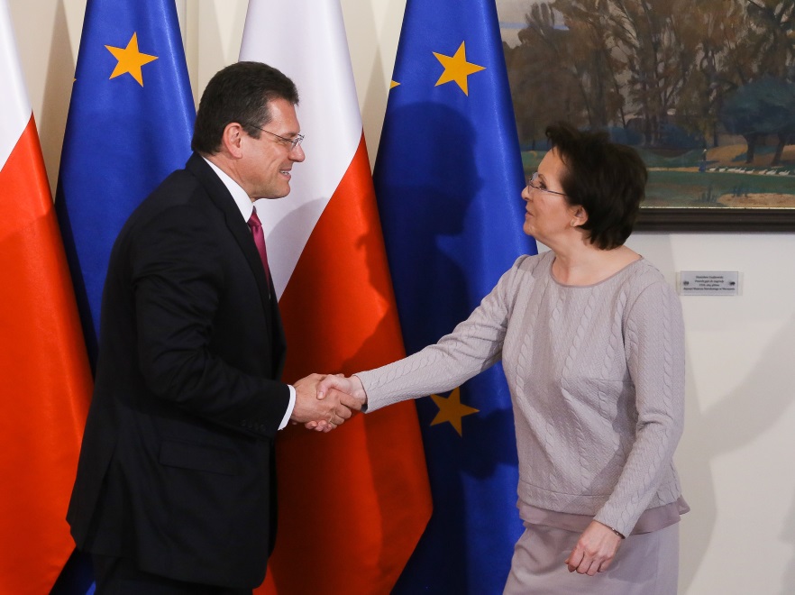 ... Dobrze znane garsonki zastąpił komplet - spódnica i bluzka, przy czym...