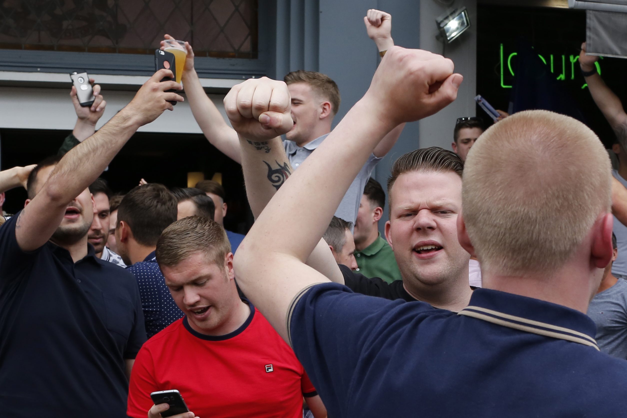 Anglicy mają gdzieś ostrzeżenia UEFA i francuskich władz. Tym razem wywołali zamieszki w Lille