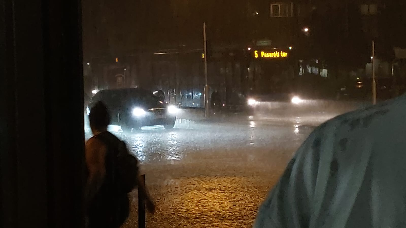 Pillanatok alatt csapott le a vihar Budapestre, hömpölyög a víz az utcákon – fotók, videók