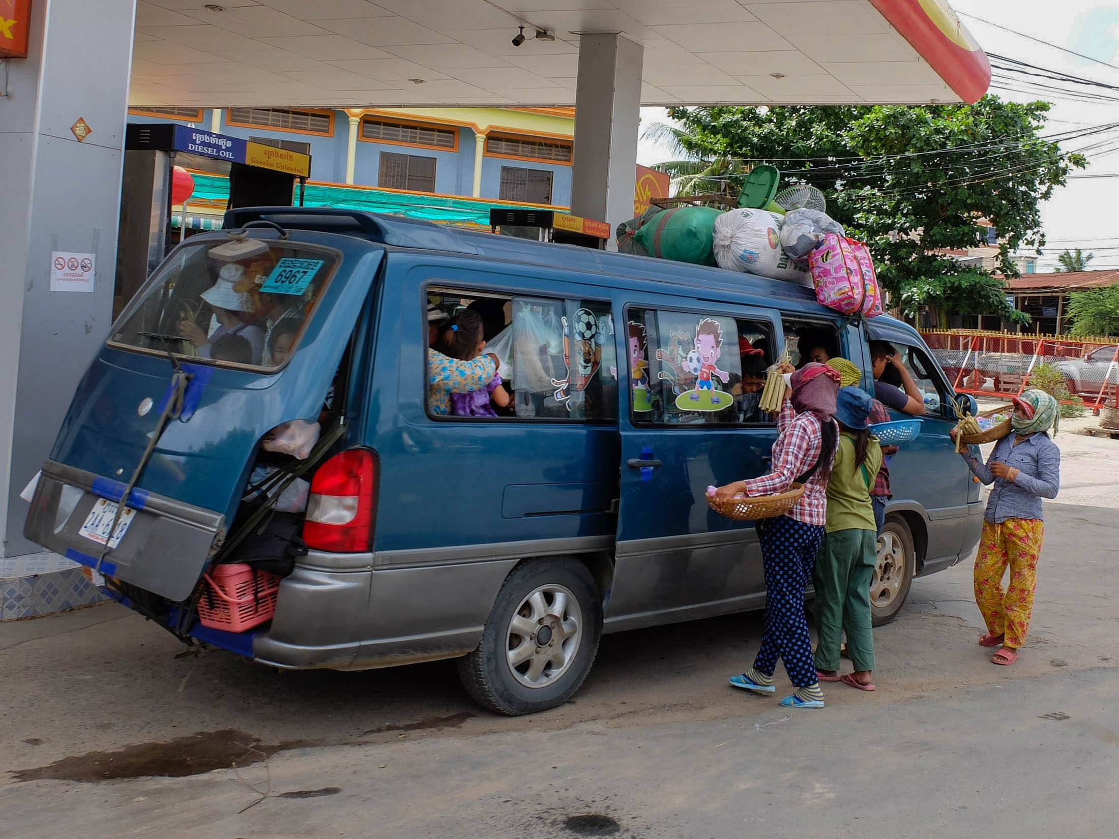 Tuk-tuk nie będzie tanim środkiem transportu, jeśli nie ma się sporych umiejętności negocjacyjnych. Wyjściowa cena najczęściej przewyższa stawkę taksówkarza, który i tak zawyża ją trzykrotnie. Warto poczytać na forach, ile turyści płacili za dany odcinek, albo spytać pracowników hotelu. Najlepiej dwie, trzy osoby, bo możemy trafić np. na znajomego kierowcy tuk-tuka. W Siem Reap przejazd po centrum nie powinien kosztować więcej niż 1$. Wyjazdy poza miasto, zwłaszcza tam, gdzie nie ma komunikacji autobusowej lub rzecznej (np. na trasie Siem Reap – stolica kursują łodzie motorowe, jeśli poziom rzeki jest wysoki. Zawsze trzeba sprawdzić wcześniej, bo za płytko może być nawet w porze deszczowej), są kosztowne. Taksówkarze żądają nawet po 50$ za przejazd na dystansie 50 km. Jednak czasami można wynegocjować podrzucenie ze stolicy do Takeo (ok. 80 km) za 25$. Dla nieczułych polecamy transport lokalnymi busikami – w tym na zdjęciu zmieściło się ponad 30 osób i bagaże. Ciasno, ale tanio.