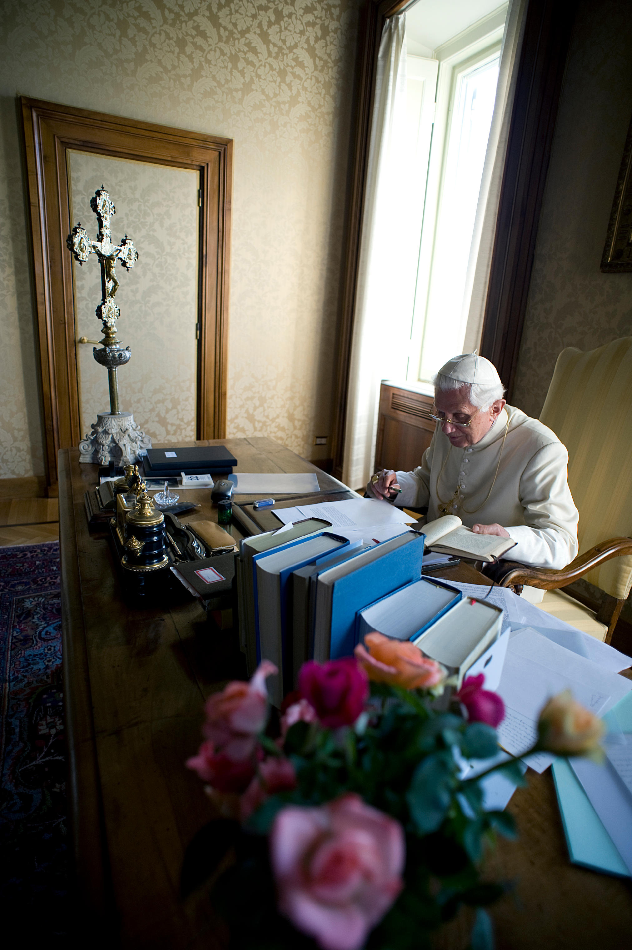 Papież przy biurku w swoim gabinecie