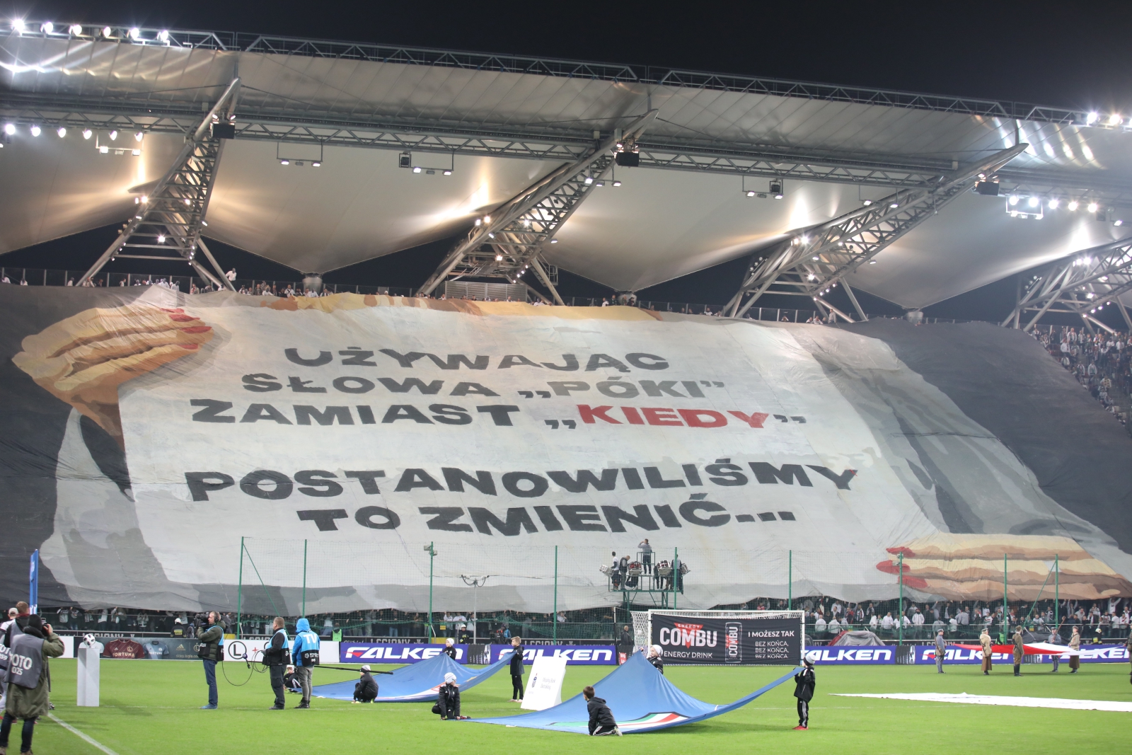 Na tę okazję kibice Legii przygotowali specjalny edukacyjny transparent. Zwrócili na nim uwagę na pojawiający się błąd w śpiewaniu hymnu, gdy w zdaniu