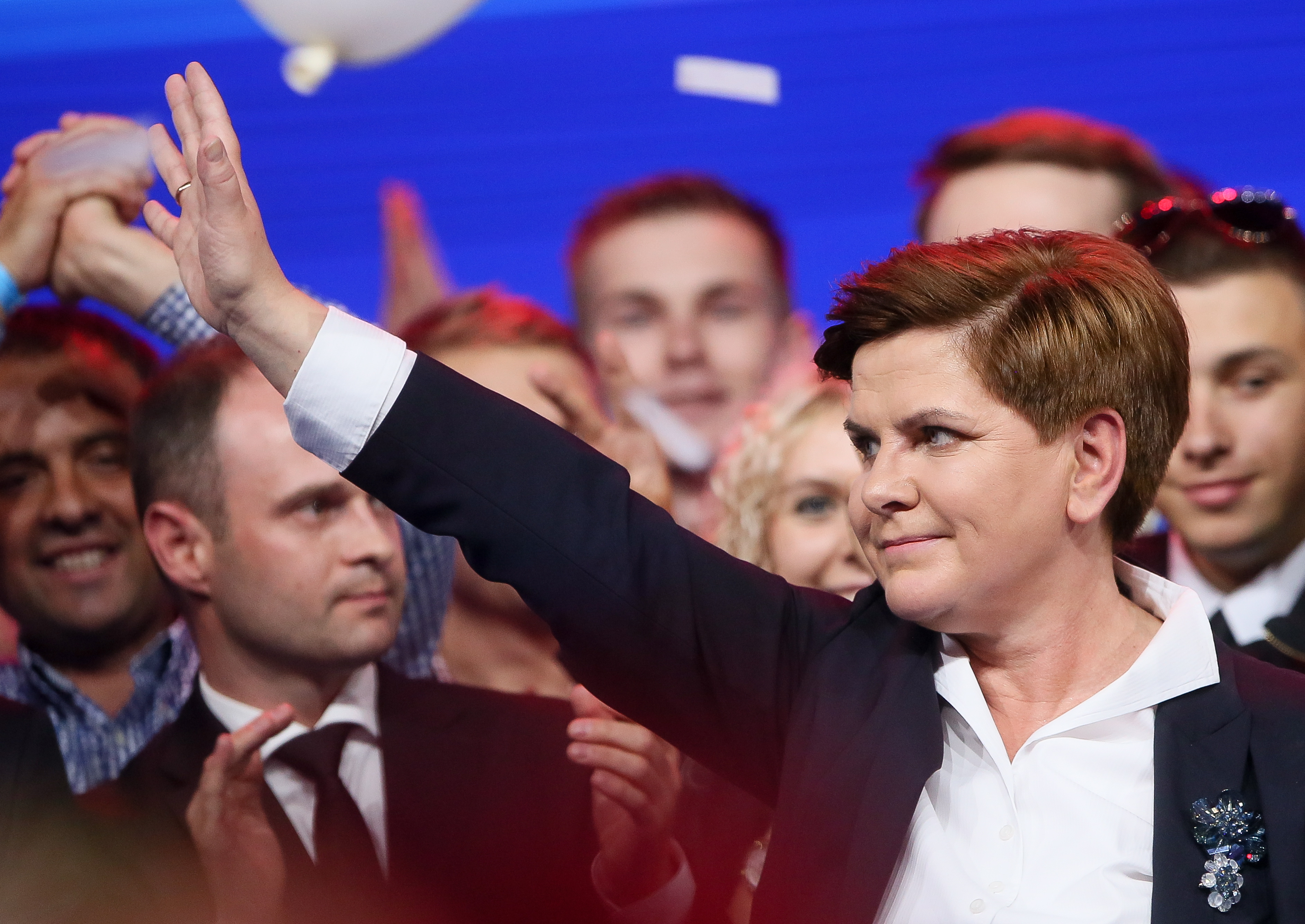 - Na pewno jest ode mnie ładniejsza - żartował z kolei Jarosław Kaczyński na konferencji PiS, argumentując, że współautorka sukcesu wyborczego Andrzeja Dudy będzie świetną kandydatką na premiera. Nominacja nikogo nie zdziwiła. Beacie Szydło partia zawdzięcza pierwsze od 9 lat wyborcze zwycięstwo i to ona jest dziś nową twarzą tej partii. - To nie jest żadna PR-owska sztuczka. Skoro poradziła sobie w kampanii ze mną, facetem, o którym za plecami mówią