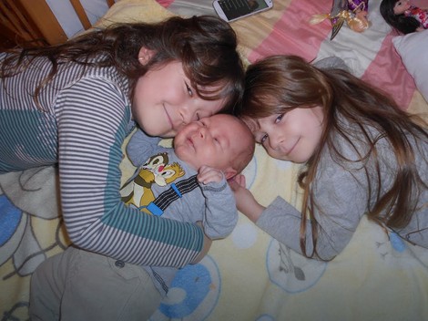 Nemanja Živanović sa sestricama