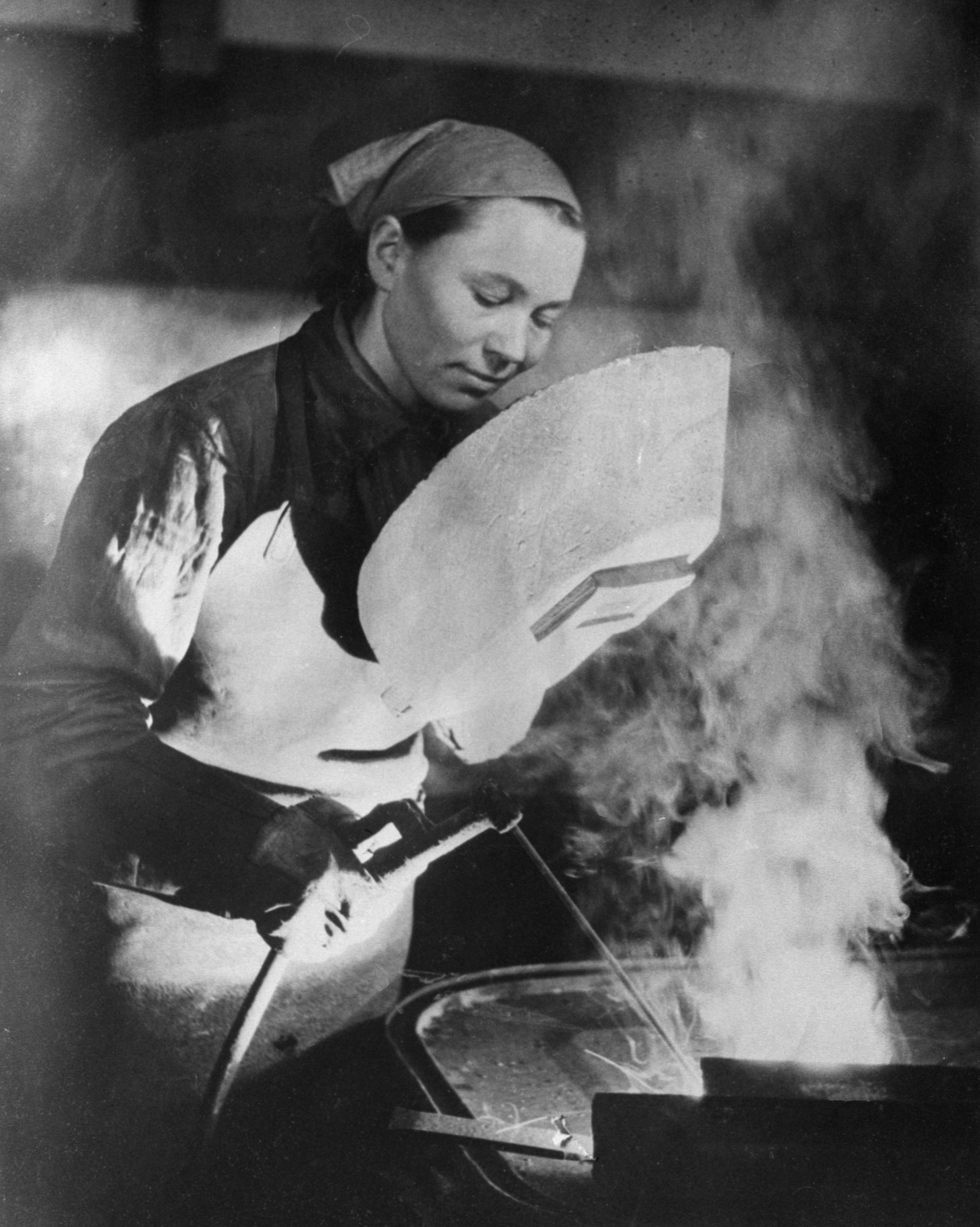 Anna Walentynowicz przy pracy spawacza w Stoczni Gdańskiej im. Lenina, 1952 r.