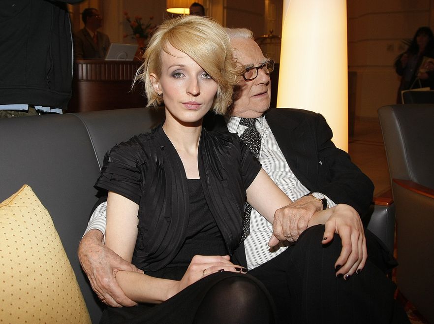 Lwica salonowa: elegancja, pewność siebie i spojrzenie femme fatale. I kto tu jest na pierwszym planie?