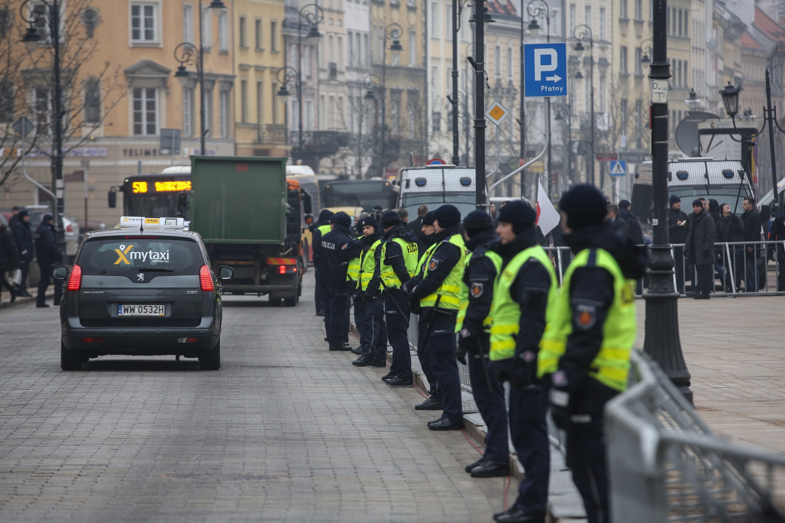 Policja ochrania uroczystość przed Pałacem Prezydenckim