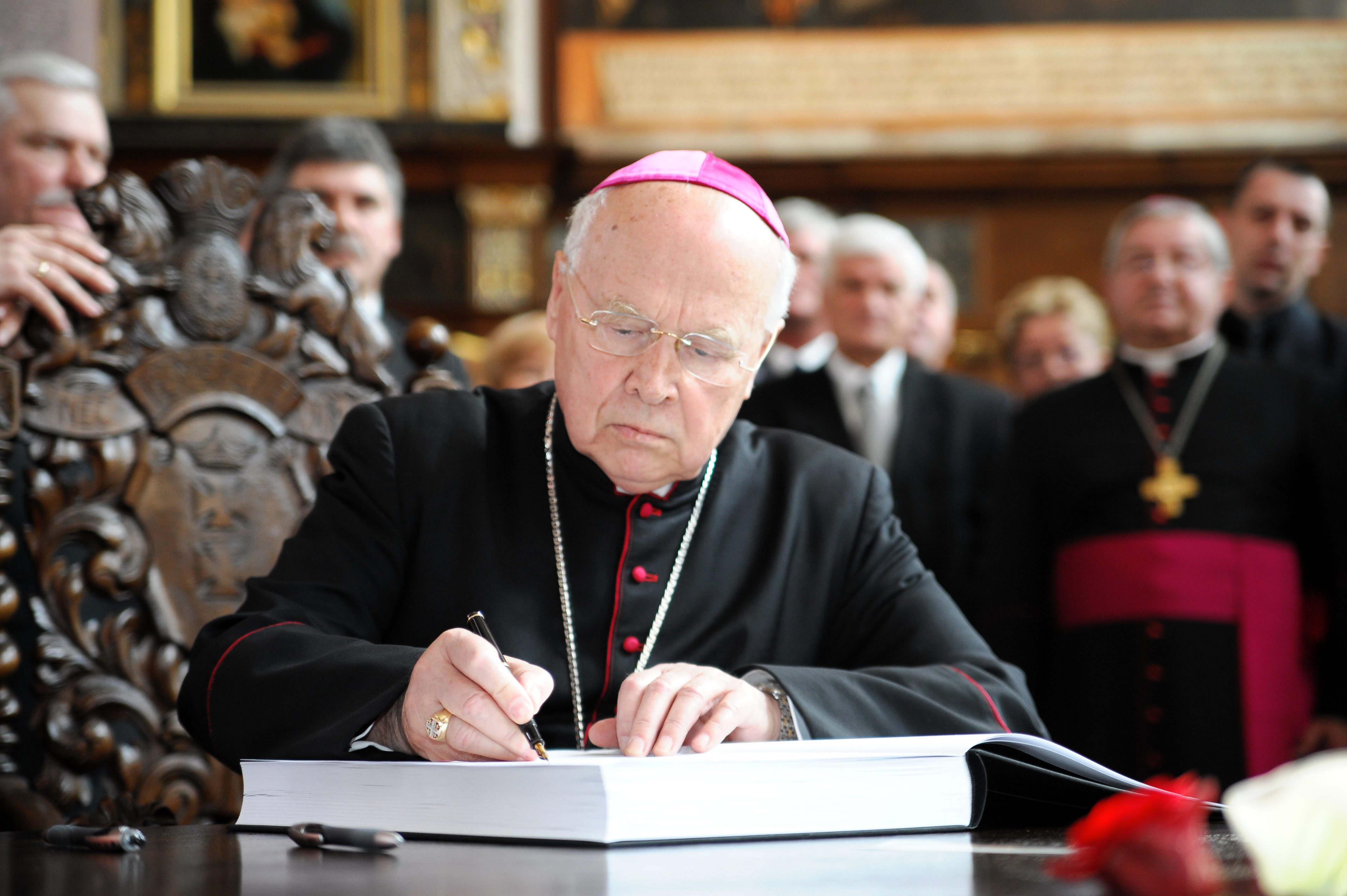 Abp Tadeusz Gocłowski z archidiecezji gdańskiej zdaniem tabloidu podrózuje citroenem C5 poprzedniej generacji. Nowy model w salonie francuskiej marki miał kosztować ok. 100 tys. zł.
