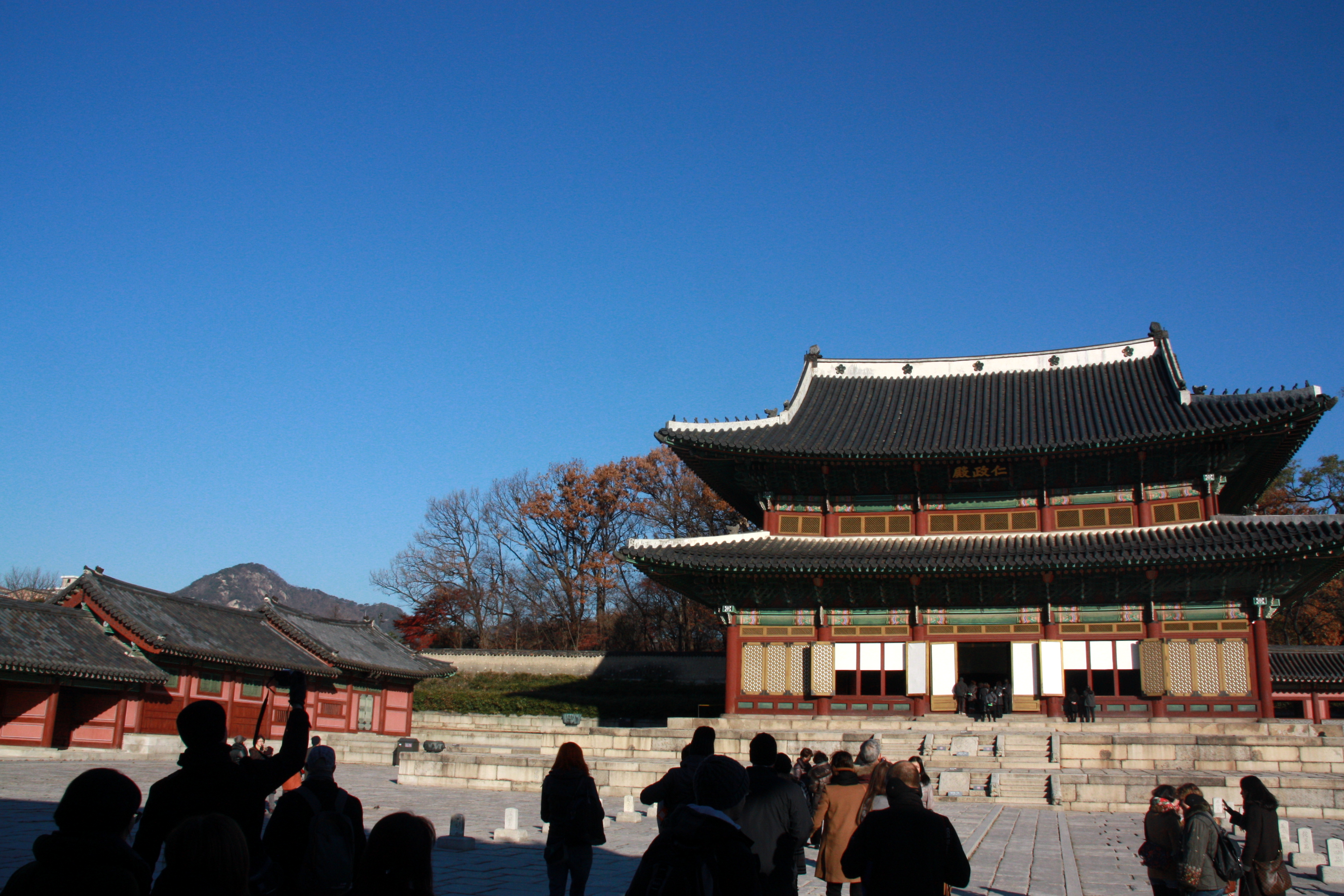 W pałacu Changdeokgung (zwanym również Changdeok) mieszkał ostatni władca koreański, Sujong, aż do śmierci w 1926 roku. W 1997 roku pałac został wpisany na listę dziedzictwa światowego UNESCO