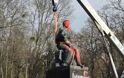 Lebontották Puskin kijevi szobrát – videó