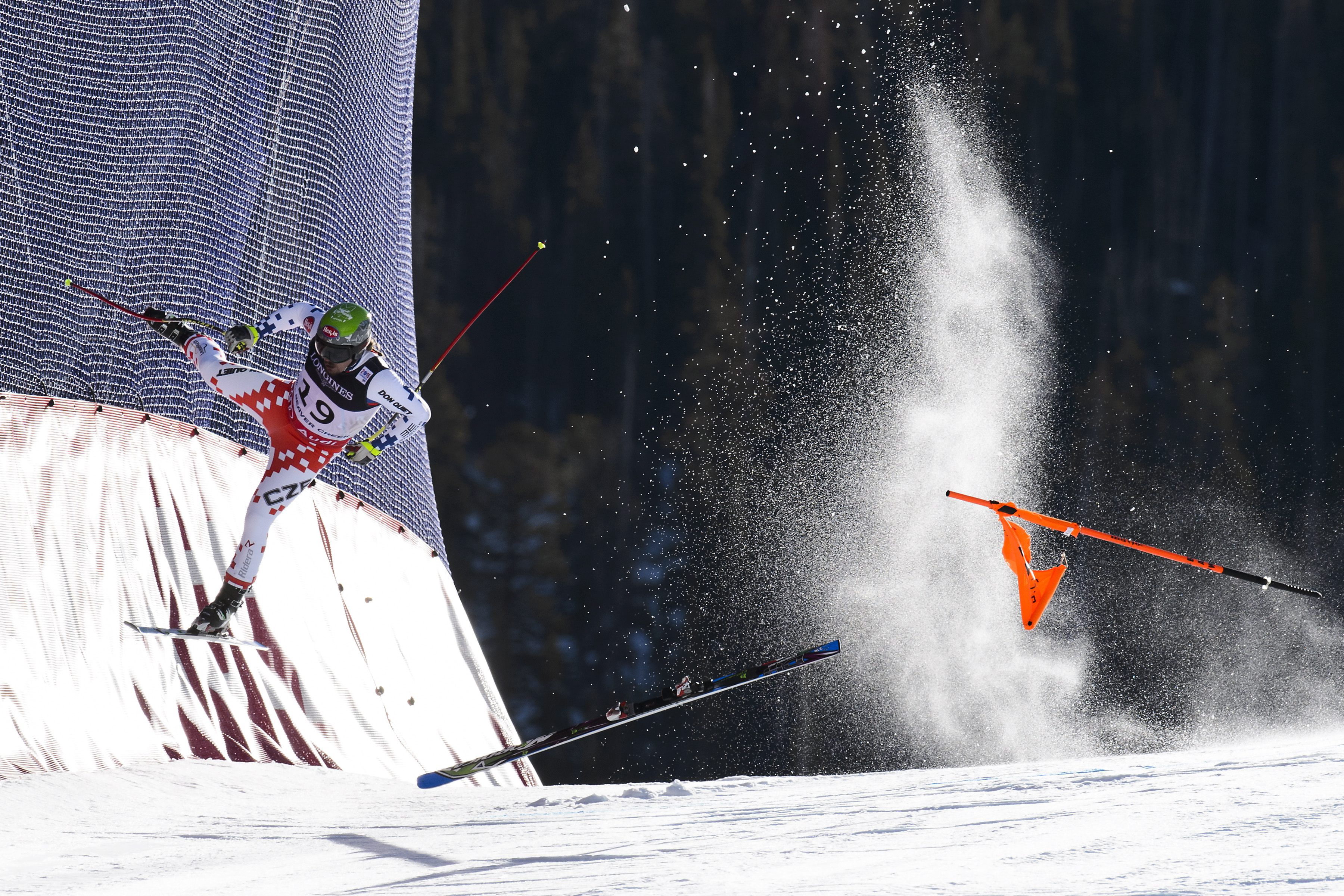 Koszmarny upadek na alpejskich MŚ w Beaver Creek. Ondrej Bank opuścił trasę na noszach