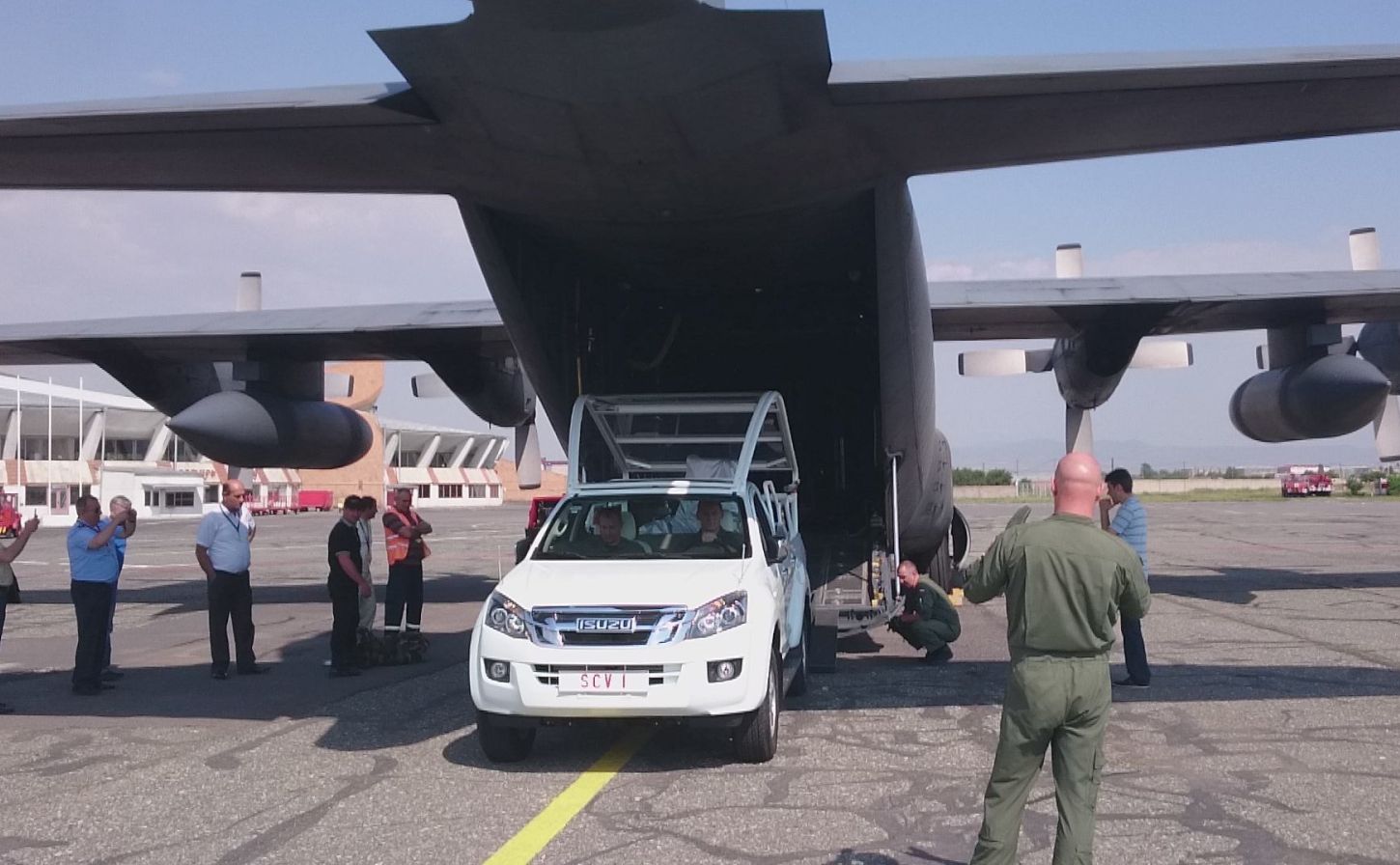 W każdym kraju, jaki odwiedza, gdy nie porusza się papamobile, korzysta z małego auta. Gdy jedzie wraz z kardynałami i biskupami z Kurii Rzymskiej na doroczne rekolekcje wielkopostne do miasteczka koło włoskiej stolicy, siada z nimi do autokaru. Nawet papamobile nie jest już tak wystawne...