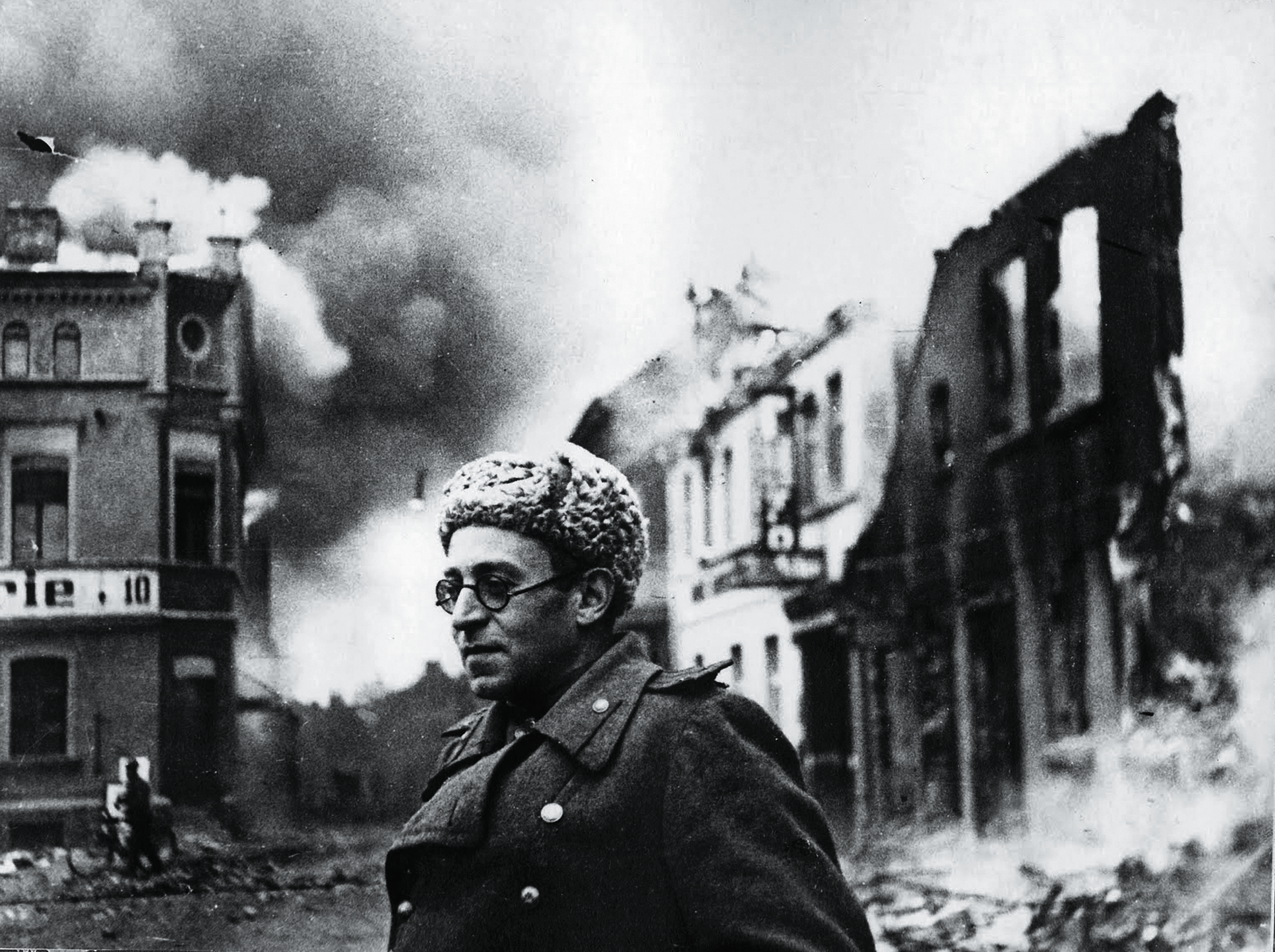 Wasilij Grossman z Armią Czerwoną w Schwerin w Niemczech, 1945 r.
