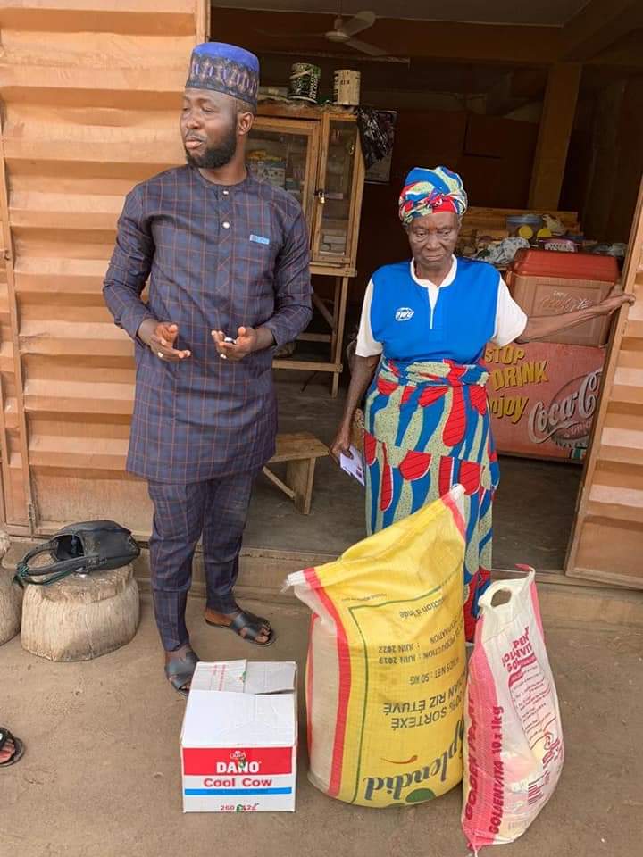 Olaitan Shittu who represented Sunday Dare also gave Alhaja Sikiratu Yekini a cash gift (Twitter/Olaitan Shittu)