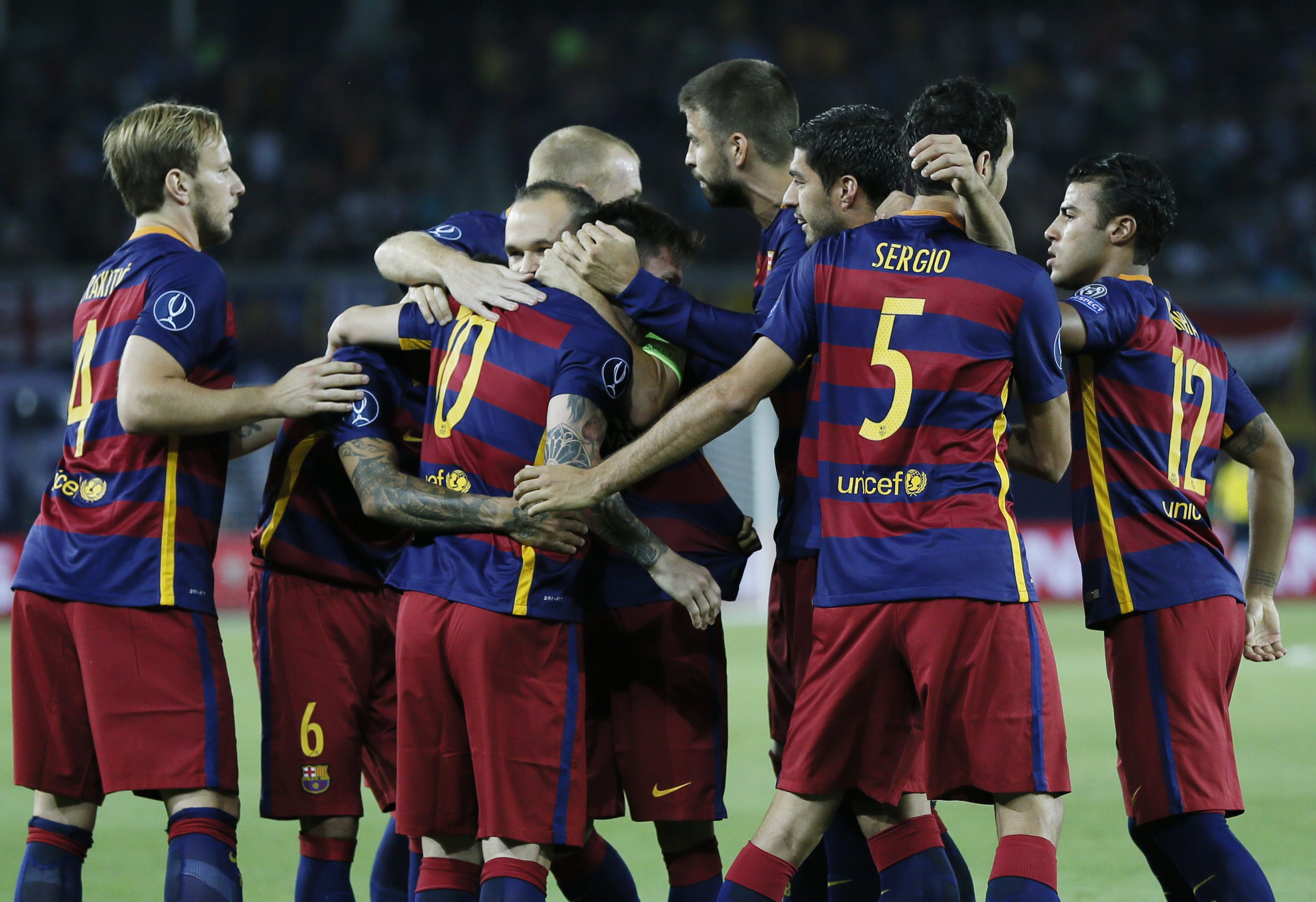 Dziewięć goli w meczu o Superpuchar Europy. Trofeum dla Barcelony