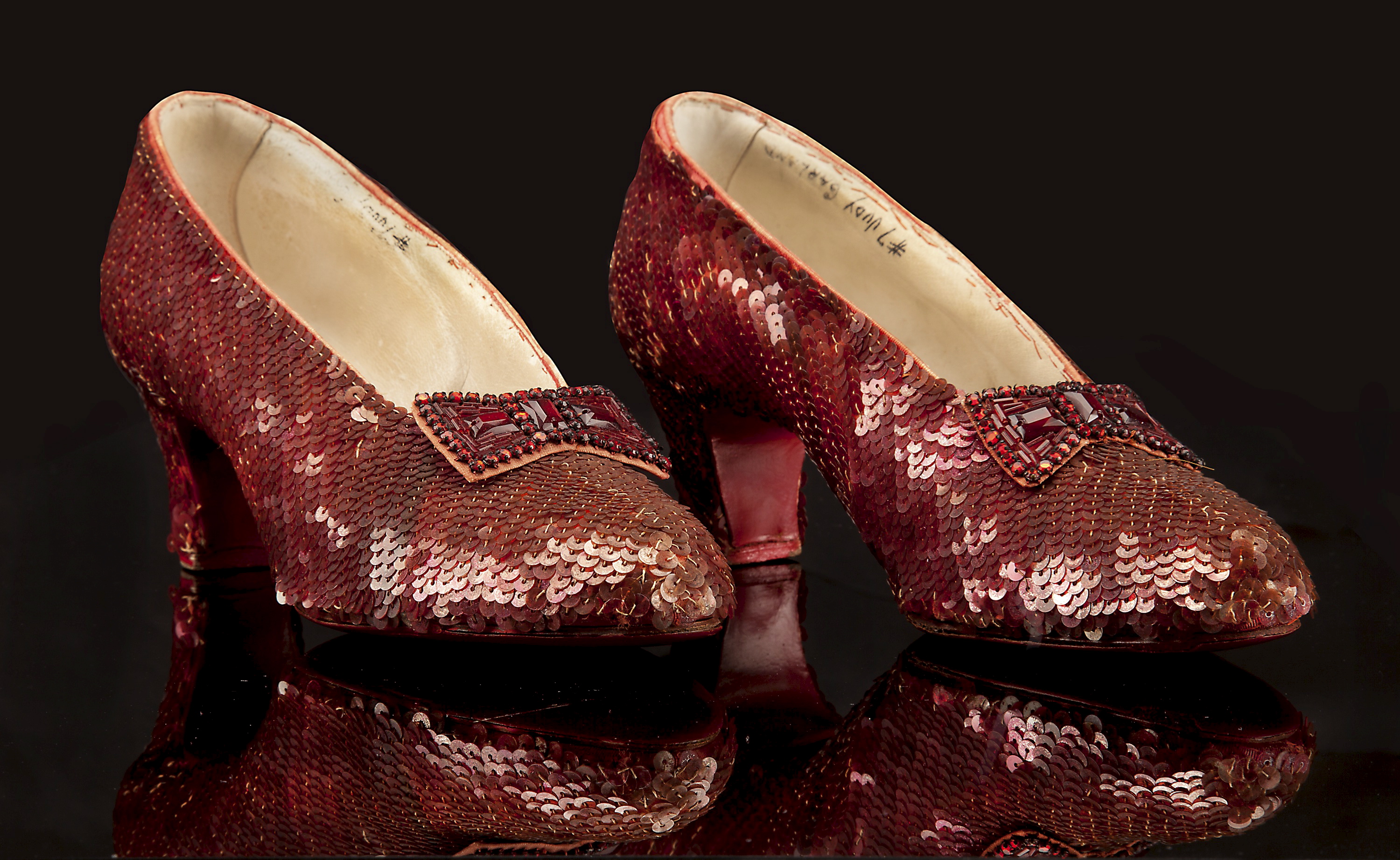 13 éve lopták el: most végre előkerült Dorothy legendás piros cipője – fotó  - Blikk