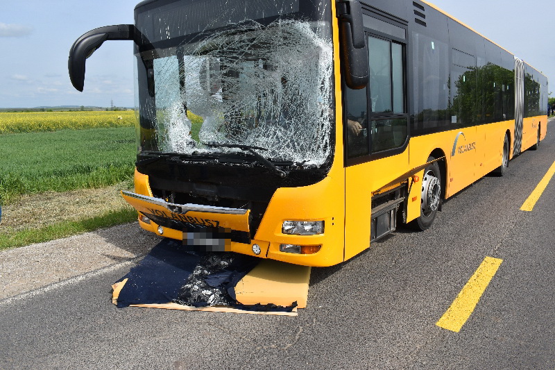 Repült a rekamié a 27-es főúton: ripityára törte egy busz szélvédőjét -  Blikk