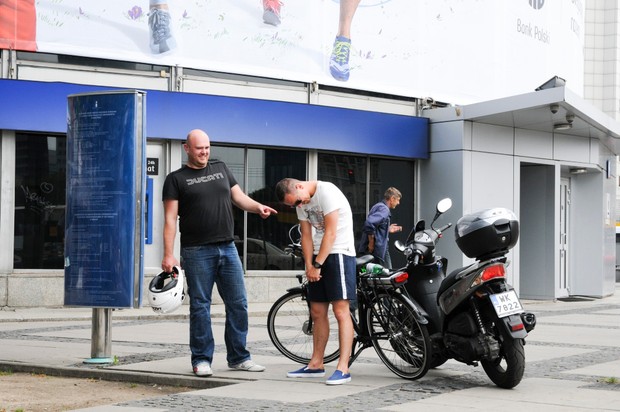 Druga porażka, ale już nie tak potężna. Im bardziej zagęszcza się ruch uliczny i pojawia się zabudowa centrum, tym lepiej dla roweru.