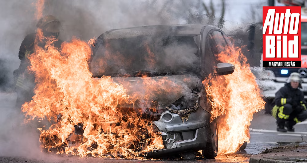 Hiába szóltak az ittas sofőrnek, hogy ég az autója, ő gond nélkül továbbhajtott