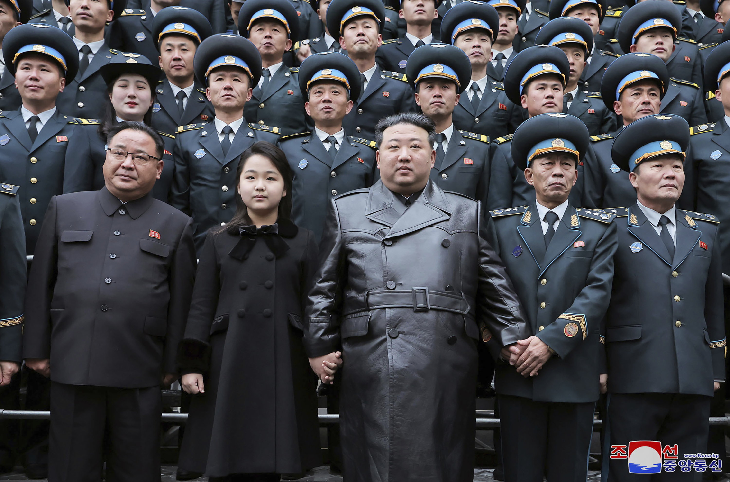 Állva tapsolva ünnepelték Kim Dzsing Unt miután kilőtték Észak-Korea első kémműholdját – fotók