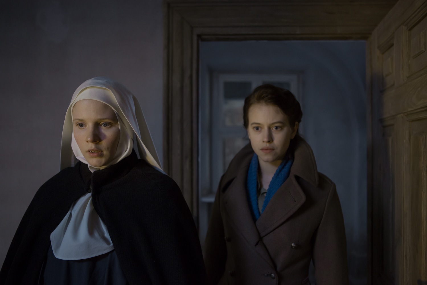 Joanna Kulig i Lou de Laâge w filmie