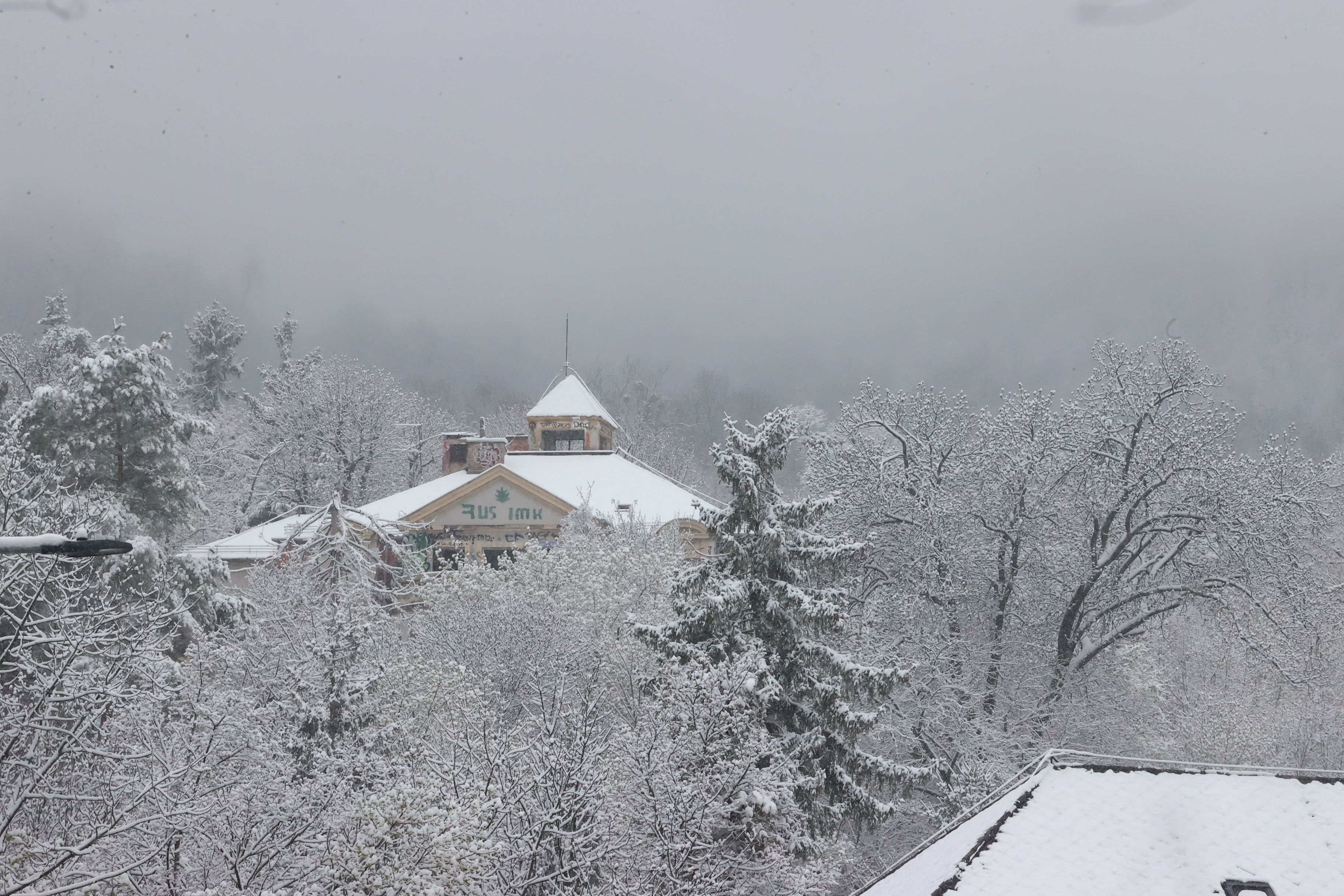 Megbolondult az időjárás: 10 centinél is több hó eshet ma, a figyelmeztetést is kiadták