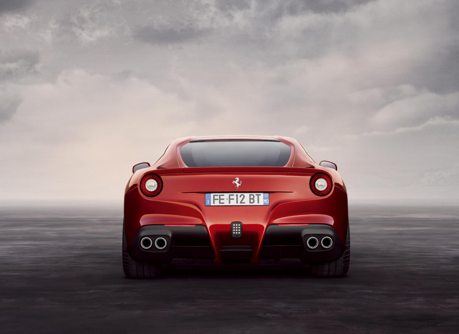 Nowe ferrari Lewandowskiego od zera do 100 km/h przyspiesza w 3,1 s. 200 km/h samochód pędzi po 8,5 s od startu. Prędkość maksymalna - 340 km/h. To oznacza, że F12 berlinetta jest drugim, po laferrari najpotężniejszym drogowym pojazdem jaki opuścił do tej pory mury włoskiej stajni z Modeny.