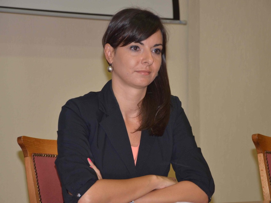 Subtelna biżuteria i delikatny makijaż to sprawdzony