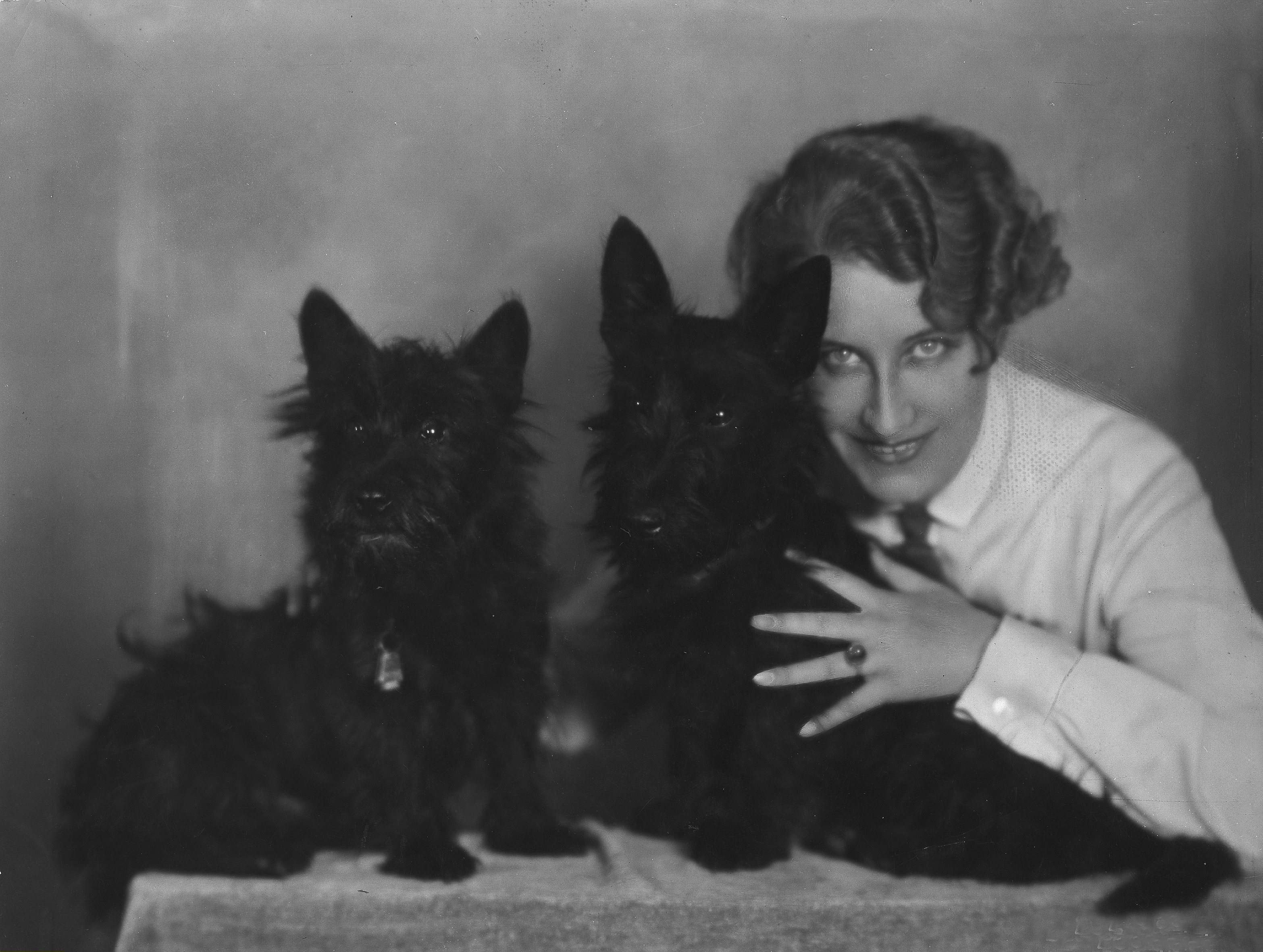 Thea von Harbou, scenarzystka filmowa i aktorka teatralna, była żoną reżysera Fritza Langa (do 1933 r.). Zdjęcie wykonano w studiu fotograficznym Becker & Maass w Berlinie w 1931 r.