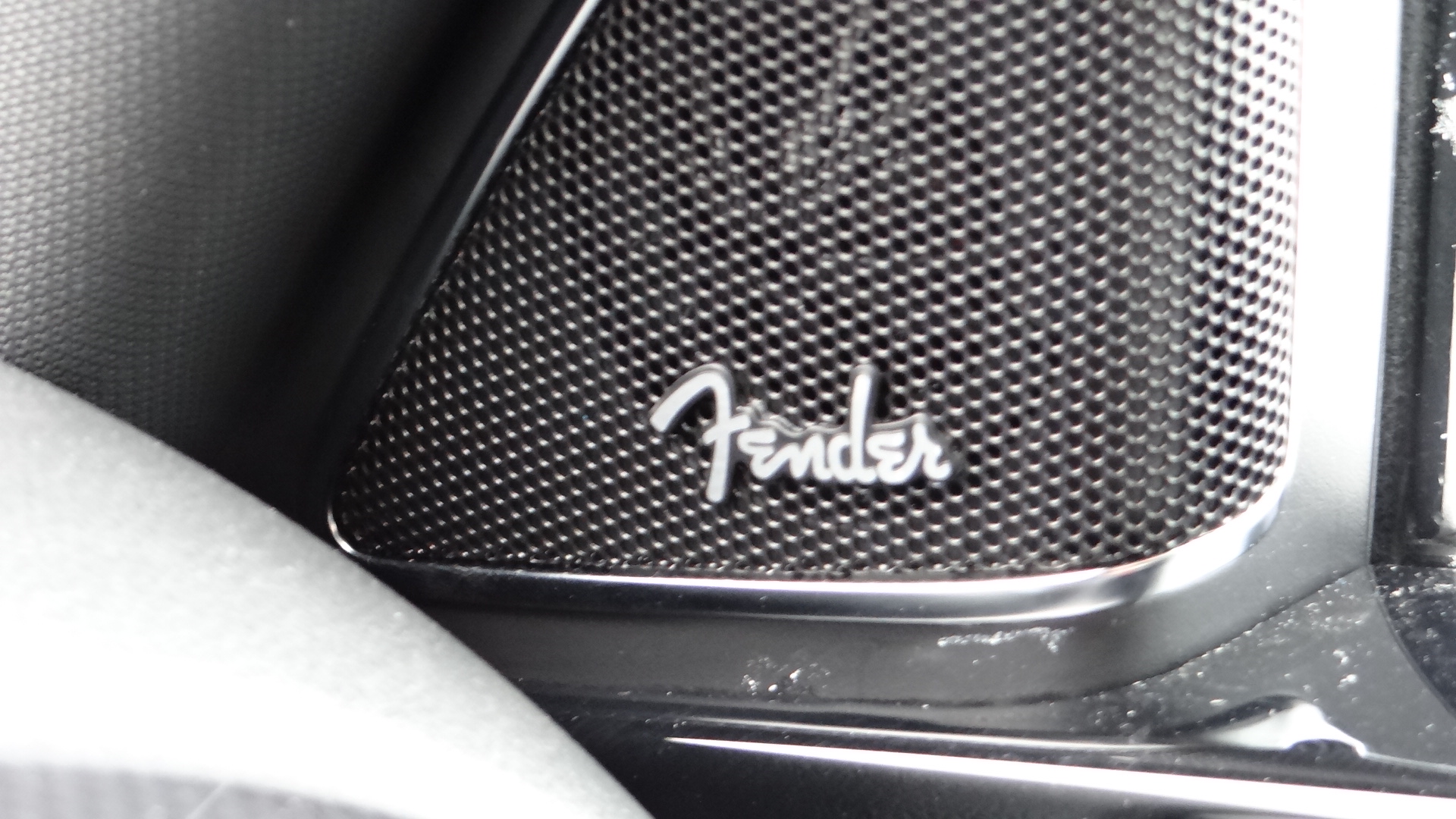 Nagle okazało się, że z limitowanej serii Fender zostaje kilka plastikowych emblematów (wewnątrz) i system audio za który trzeba dopłacić 2890 zł (do systemu audio wrócimy)...