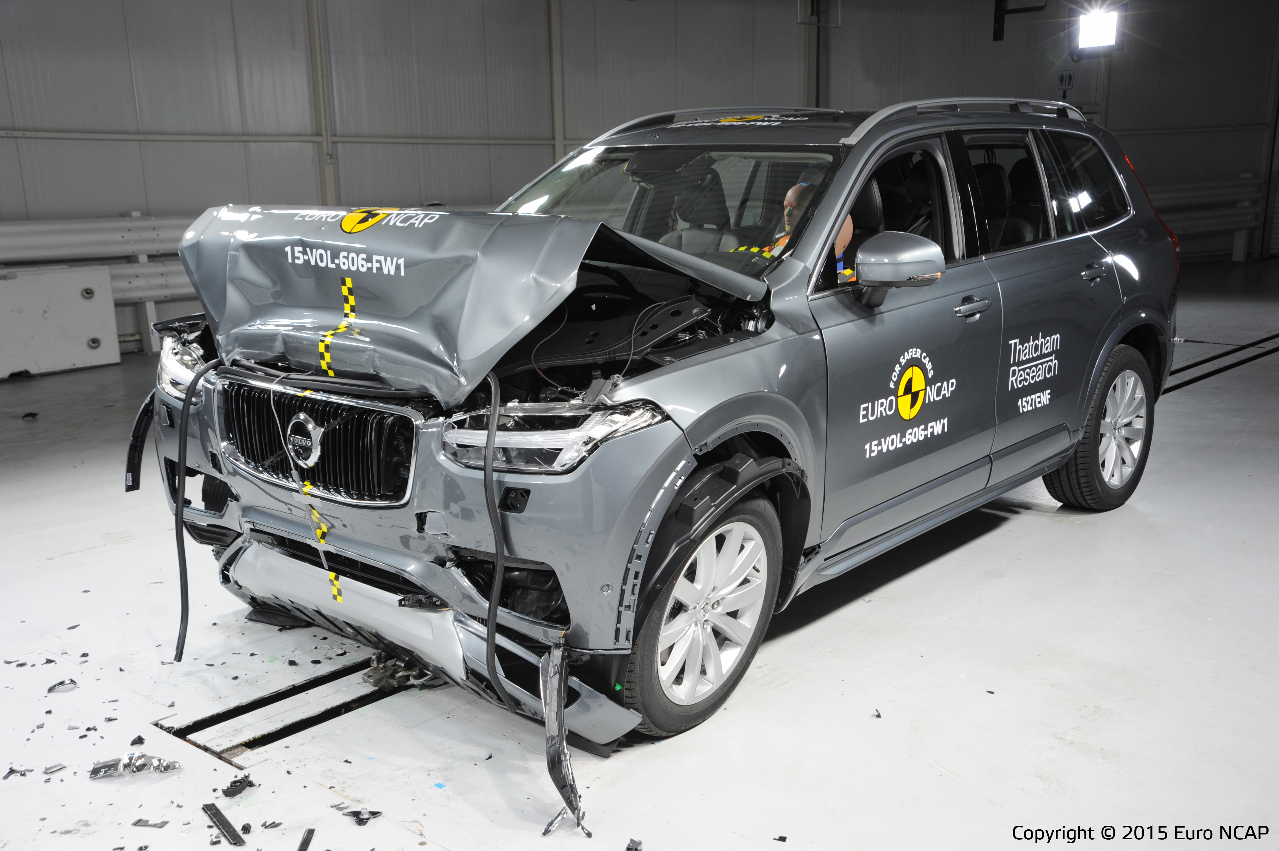 Także najnowsze volvo XC90 otrzymało pięć gwiazdek, czyli najwyższą możliwą ocenę w testach zderzeniowych Euro NCAP. Szwedzki SUV jest pierwszym samochodem, który otrzymał 100 proc. punktów w kategorii systemów bezpieczeństwa wspomagających kierowcę (komplet punktów Euro NCAP w kategorii samoczynnego, awaryjnego hamowania chroniącego przed uderzeniem w tył innego samochodu w mieście jaki i poza nim).