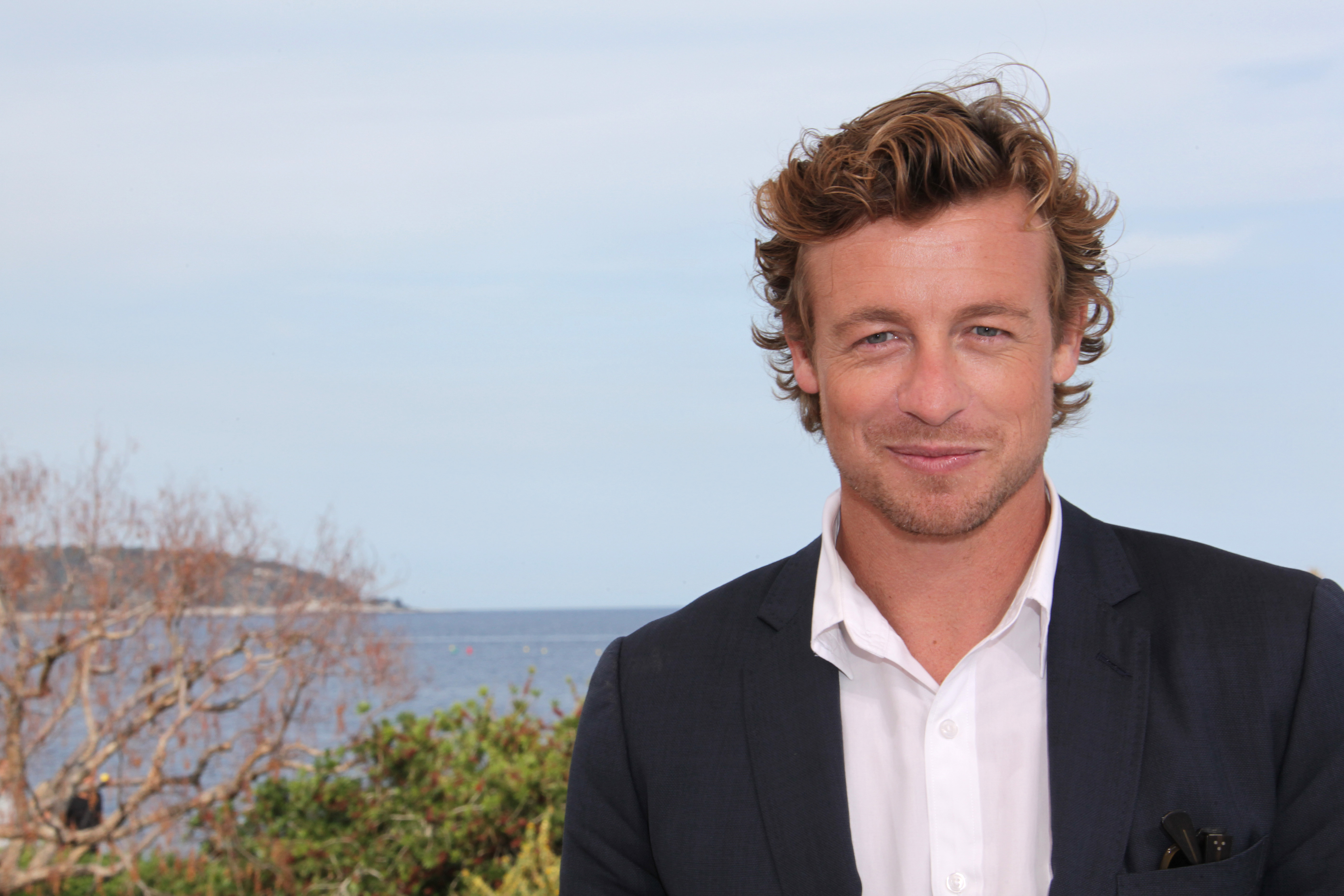 A Mentalista sztárja felszedett egy fiatal szőke bombázót a válása után: a tengerparton mókáznak, itt vannak a lesifotók