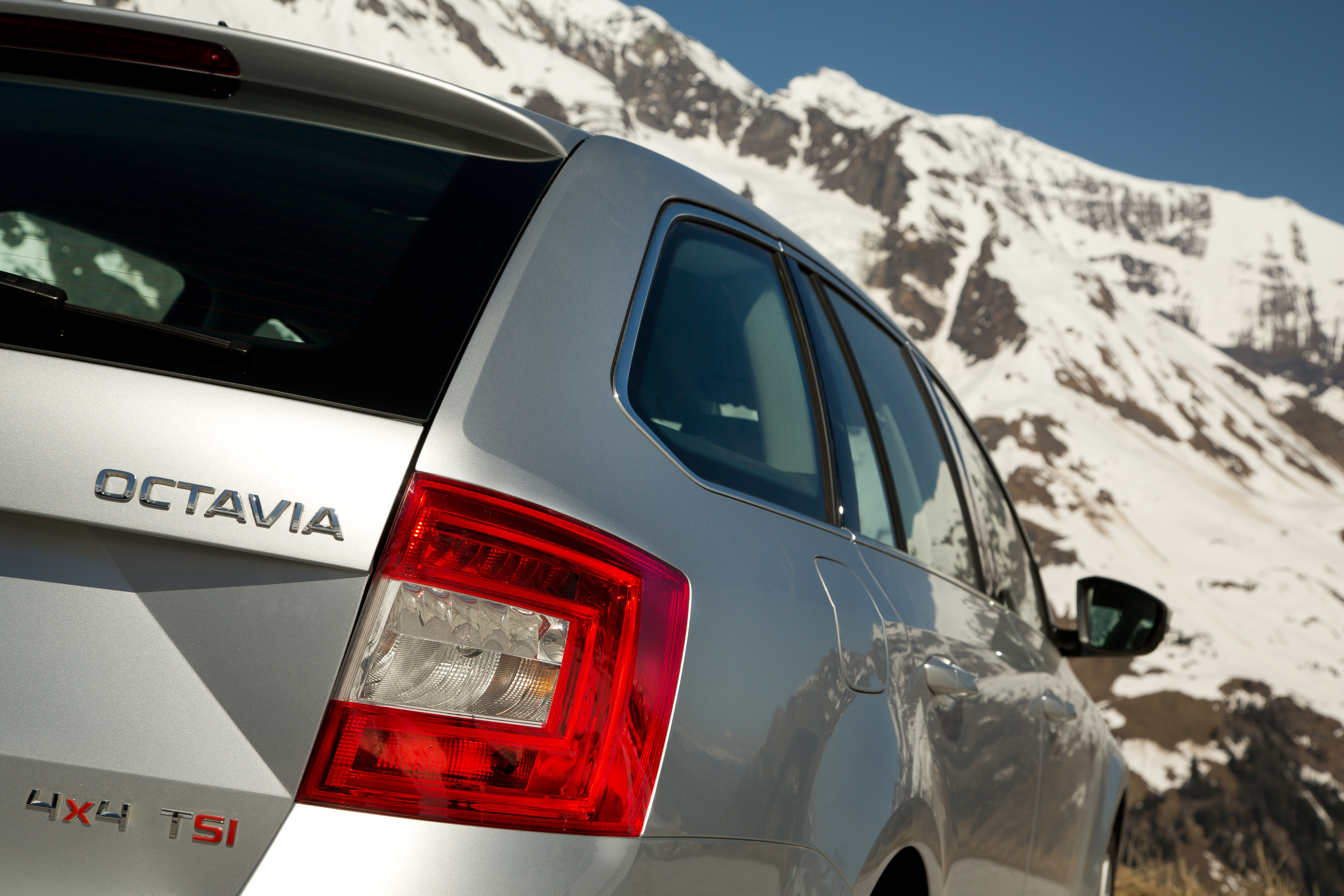 Octavia kombi będzie dostępna także w wersji z napędem na cztery koła. Model 4x4 jest wyposażony w sprzęgło Haldex piątej generacji. Umożliwia ono napęd na cztery koła i elektronicznie kontroluje rozdział mocy na przednią i tylną oś. Podczas normalnej jazdy większość mocy jest kierowana na przednią oś. Kiedy potrzebny jest większy moment obrotowy albo koła potrzebują lepszej przyczepności, automatycznie jest włączany napęd na tylne koła. Standardowo montowana elektroniczna blokada mechanizmu różnicowego EDS ma pomóc podczas lekkiej jazdy terenowej. Jak zapewniają konstruktorzy z nowe rozwiązanie reaguje niesamowicie szybko...