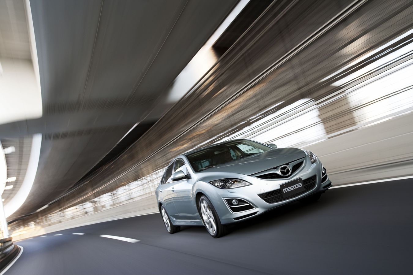 Poprawiona Mazda6 wyposażona jest również w nowe ustawienia zawieszenia i kilka nowych funkcji związanych z bezpieczeństwem - jak przednie reflektory adaptacyjne czy wspomaganie ruszania na wzniesieniu