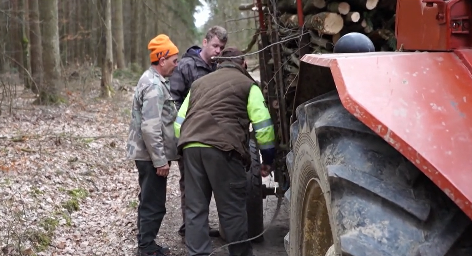 Traktorral hajtott át kollégája fején egy férfi Vas vármegyében, két fiú maradt félárván – videó