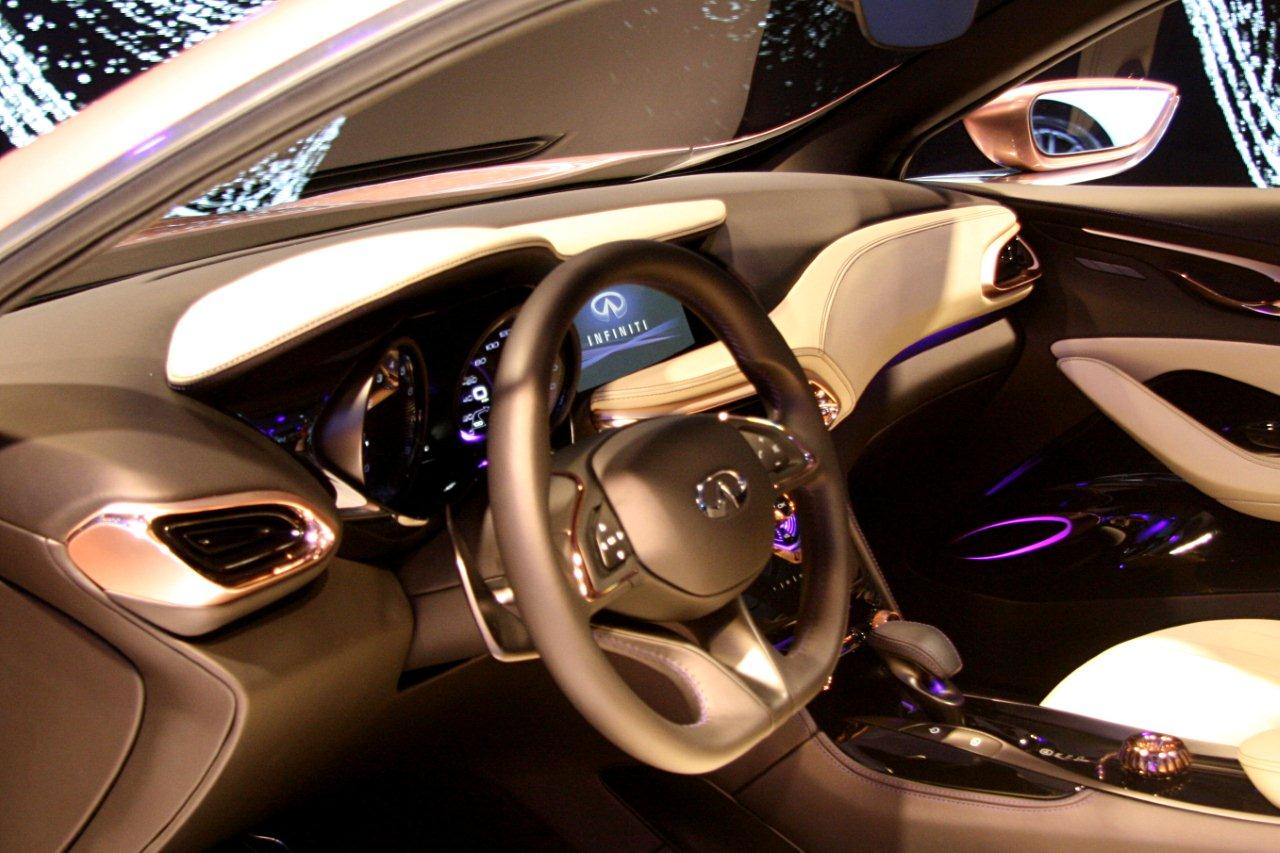 Masowa produkcja Q30 w zakładach w Wielkiej Brytanii rozpocznie się w 2015 roku. Model seryjny będzie wykorzystywać elementy konstrukcyjne aut kompaktowych Daimlera (mercedes klasy A).