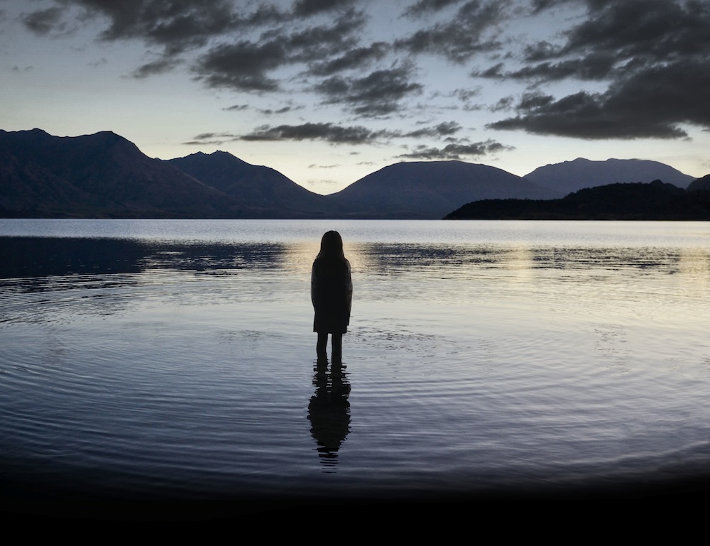 Głośny serial kryminalny w reżyserii Jane Campion nareszcie u nas. Nowozelandzki plener kryje w sobie grozę nie mniejszą niż lynchowskie Twin Peaks, a i sama sprawa zaginięcia zgwałconej, ciężarnej dwunastolatki jest równie tajemnicza, co zabójstwo Laury Palmer