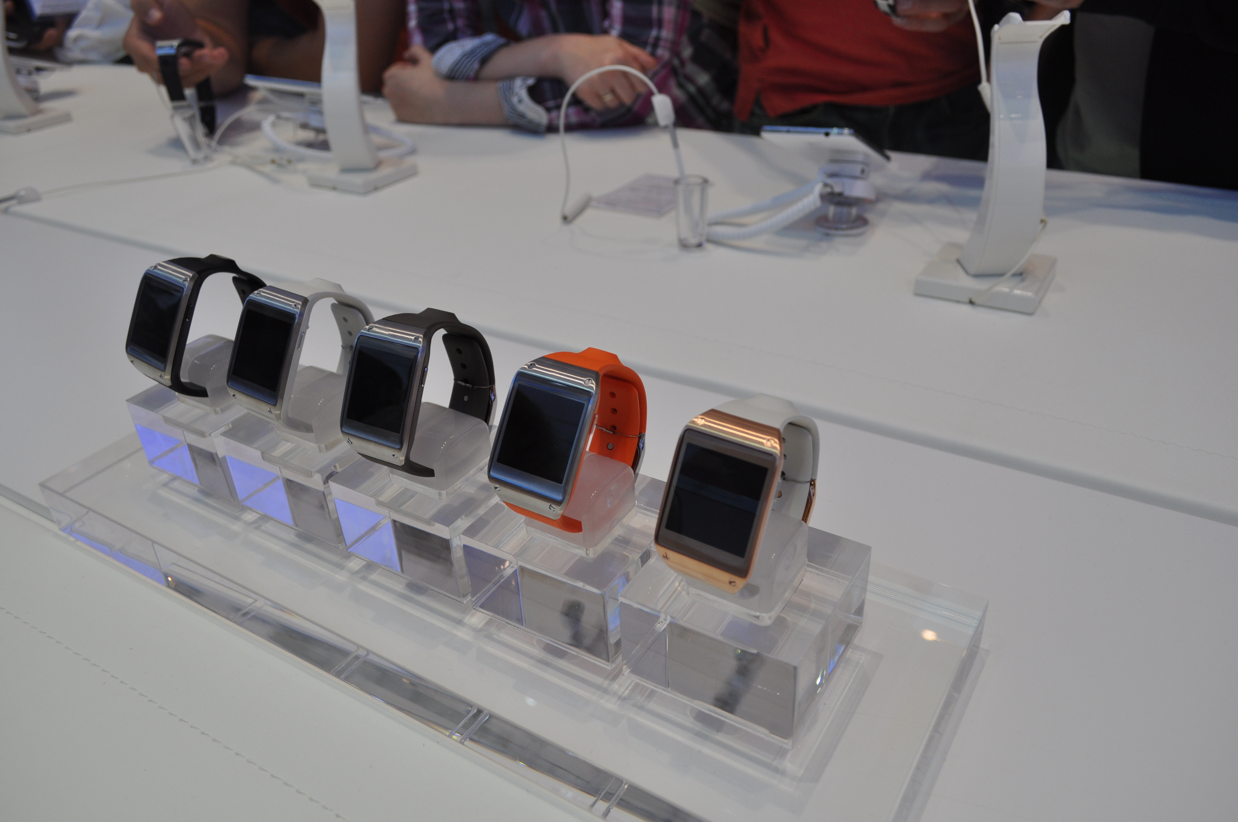 Samsung Gear. Naszym zdaniem najbrzydszy produkt pokazany na IFA. Kiepski design i bateria, która wystarczy na 3 godziny rozmowy sprawia, że od tego pomysłu koreańskiego koncernu radzimy trzymać się z daleka.