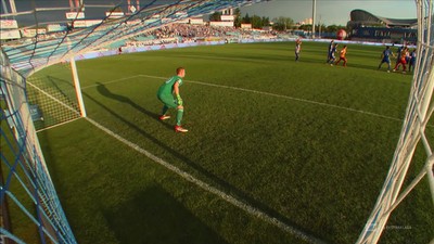 Wisła P. - Korona (3:0): Dahne znowu górą w pojedynku z Możdżeniem! Niemiec odbija uderzenie pomocnika z rzutu wolnego