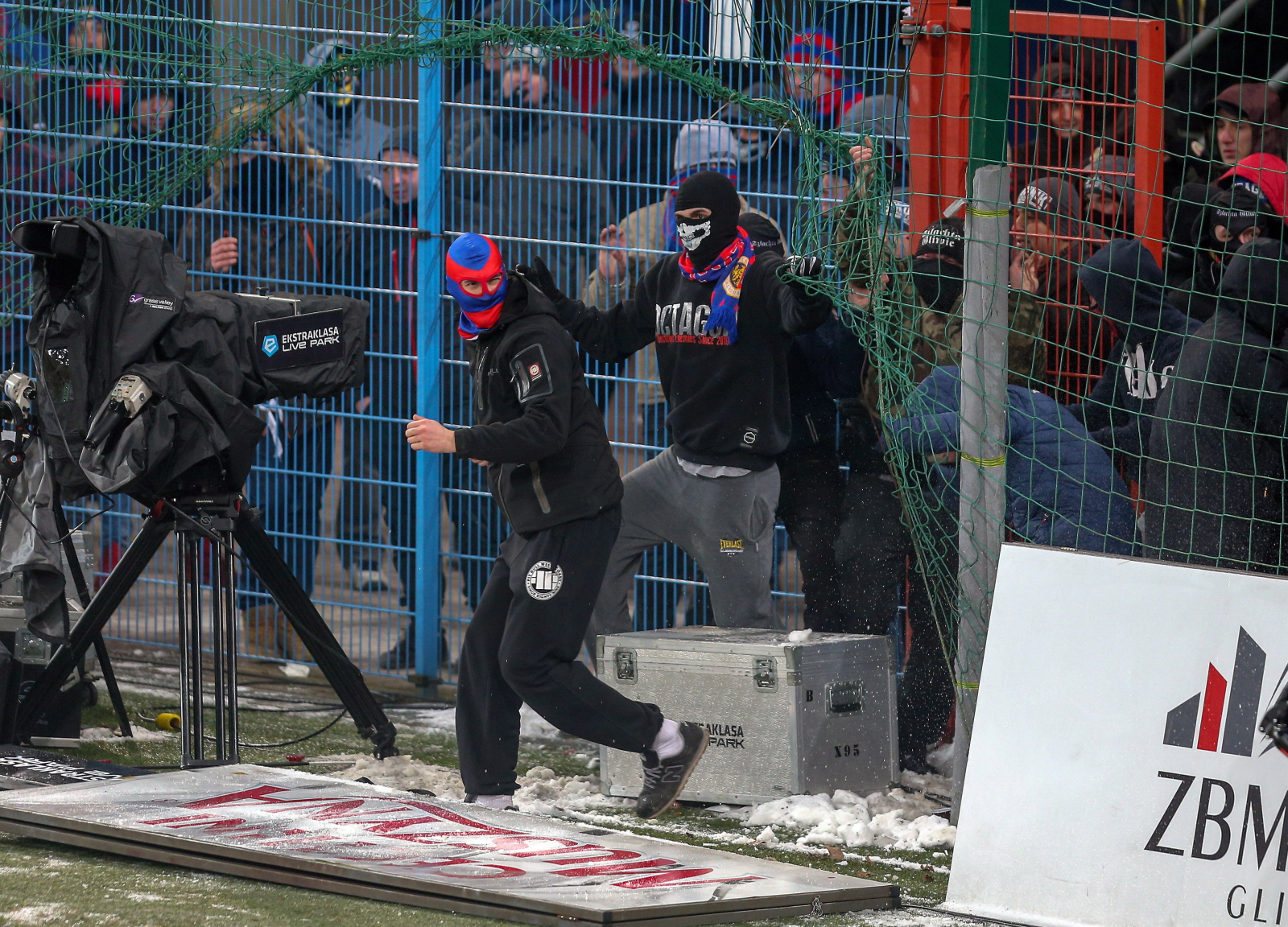 Wprawdzie piłkarze gospodarzy uspokajali chuliganów, jednak delegat PZPN w porozumieniu z policją podjął decyzję o przedwczesnym zakończeniu spotkania, z racji braku bezpieczeństwa na stadionie.