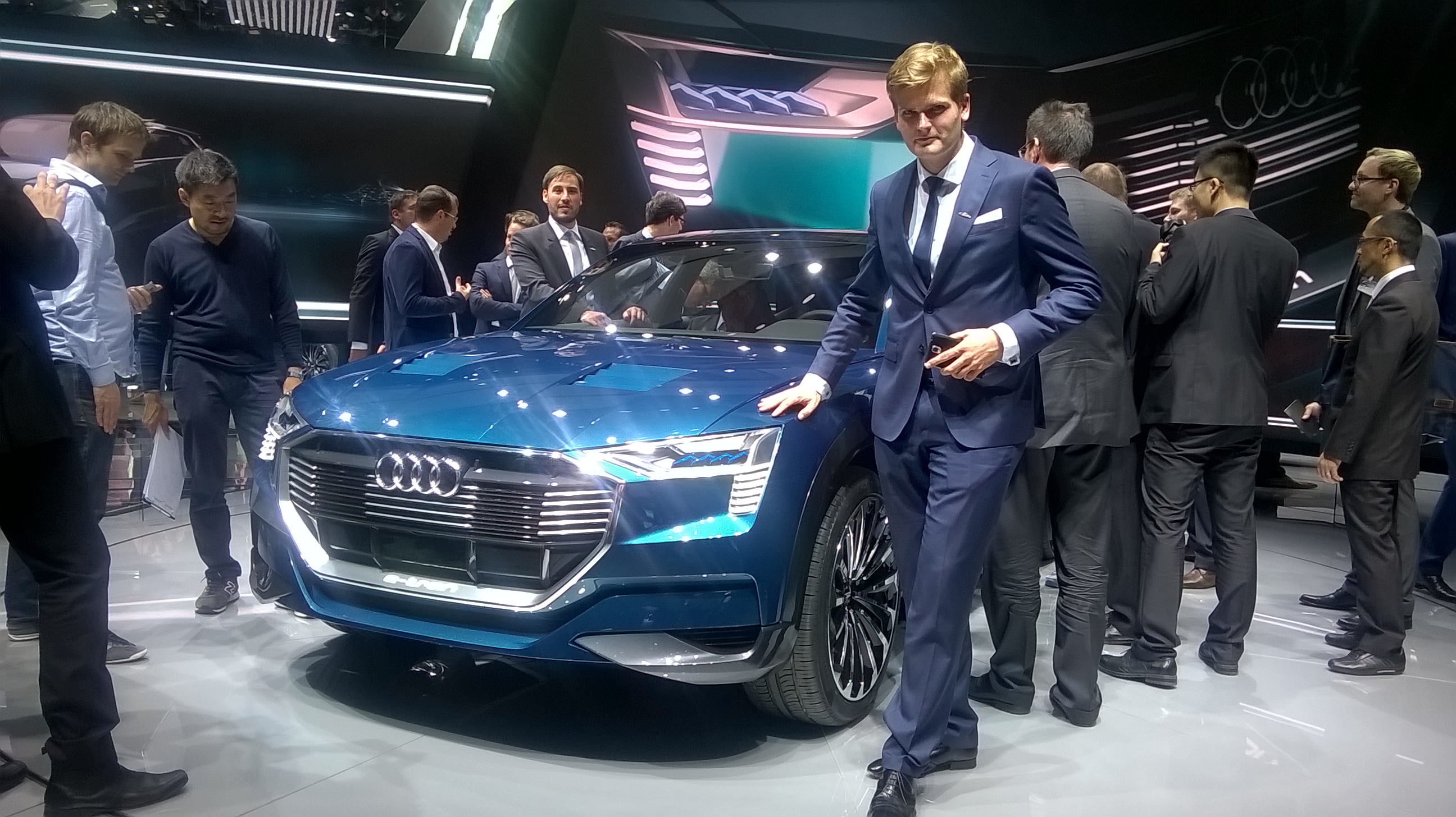 Pewne jest natomiast to, że w 2018 roku na rynek wejdzie pierwsze seryjne elektryczne auto marki Audi, bazujące na koncepcyjnym audi e-tron quattro concept stworzonym przez Kamila Łabanowicza i jego zespół. A do roku 2020, koncern chce poszerzyć paletę modelową do 60 różnych samochodów.