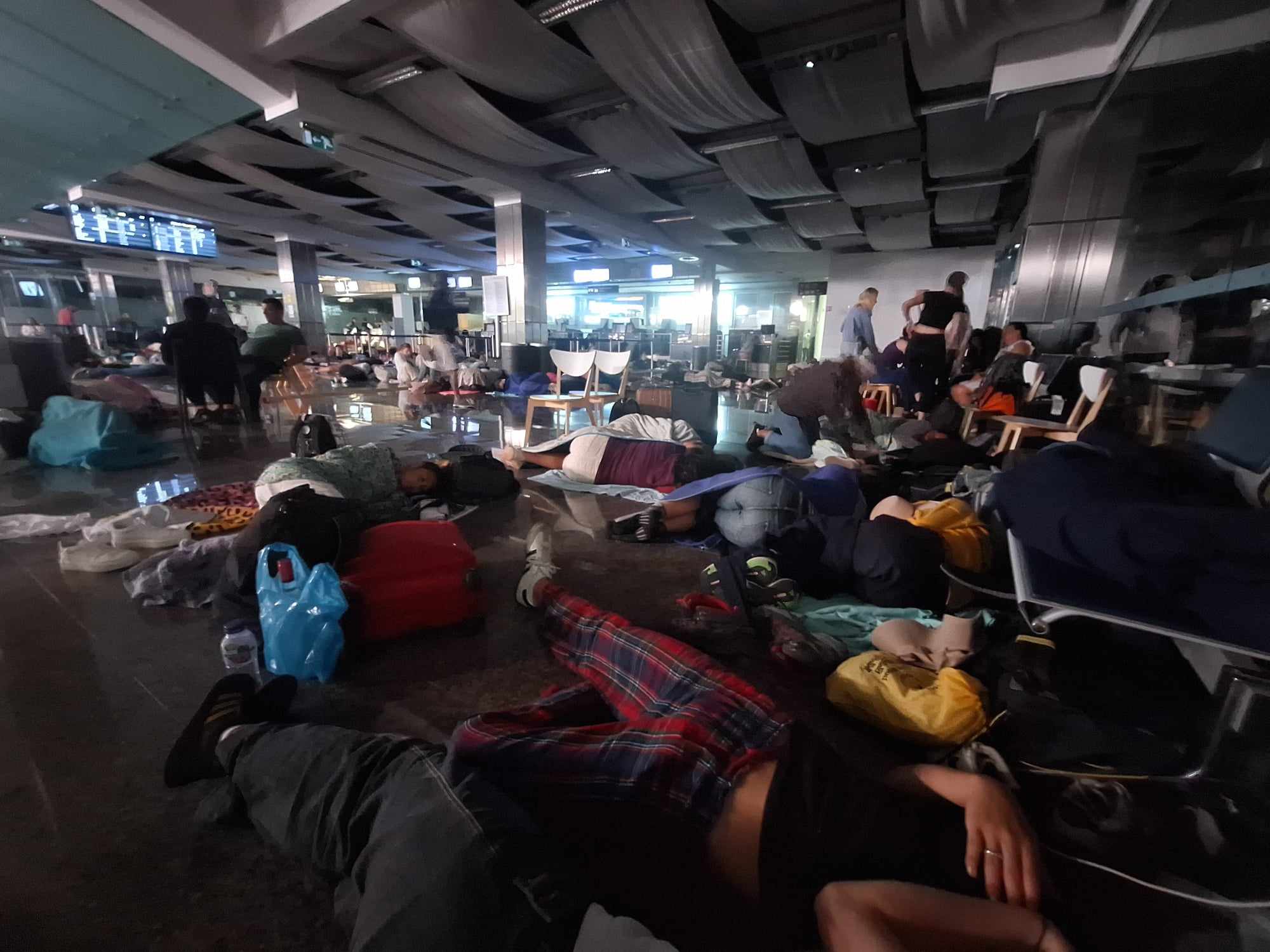 Kártérítést akarnak Brigittáék, akik 28 órát vártak a zadari reptéren – "Törölközőn, szivacson aludtunk"