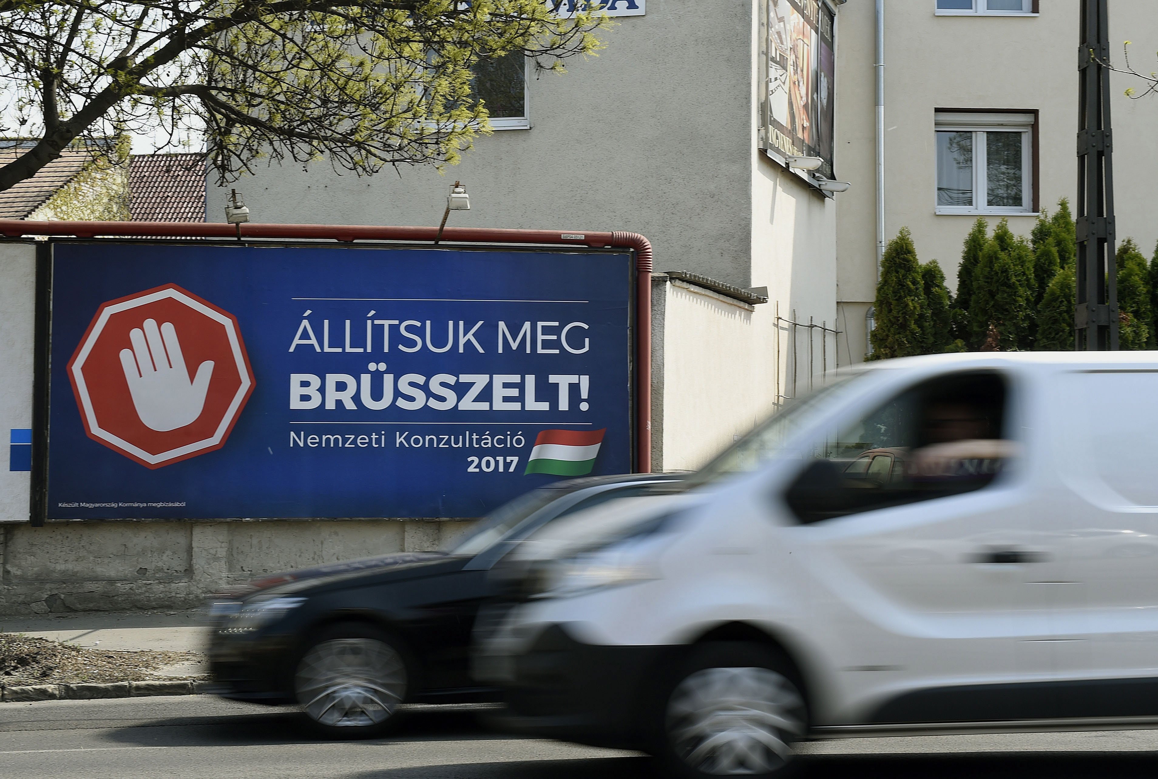 A tervezett idő előtt eltünteti a kormány a Brüsszelt megállító plakátokat?  - Blikk