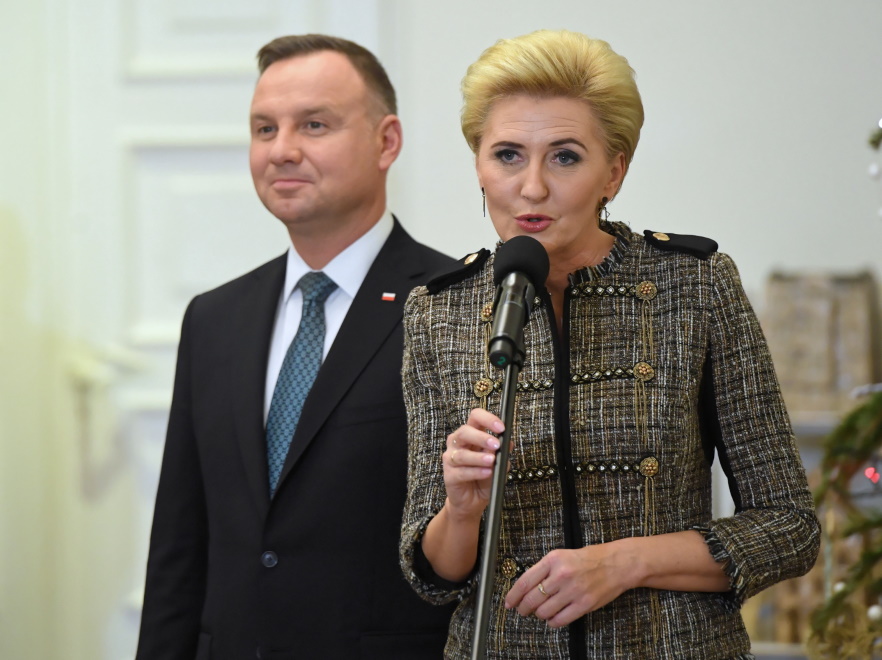 ... miała mistrzowsko skomponowane detale: pagony, guziki, lamówki. Nie było tu mowy o żadnej nudzie, a w dodatku...