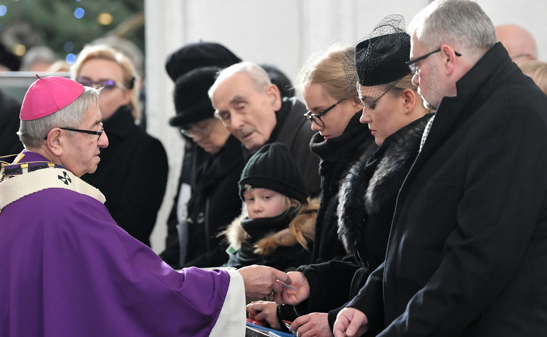arcybiskup Sławoj Leszek Głódź z rodziną Pawła Adamowicza
