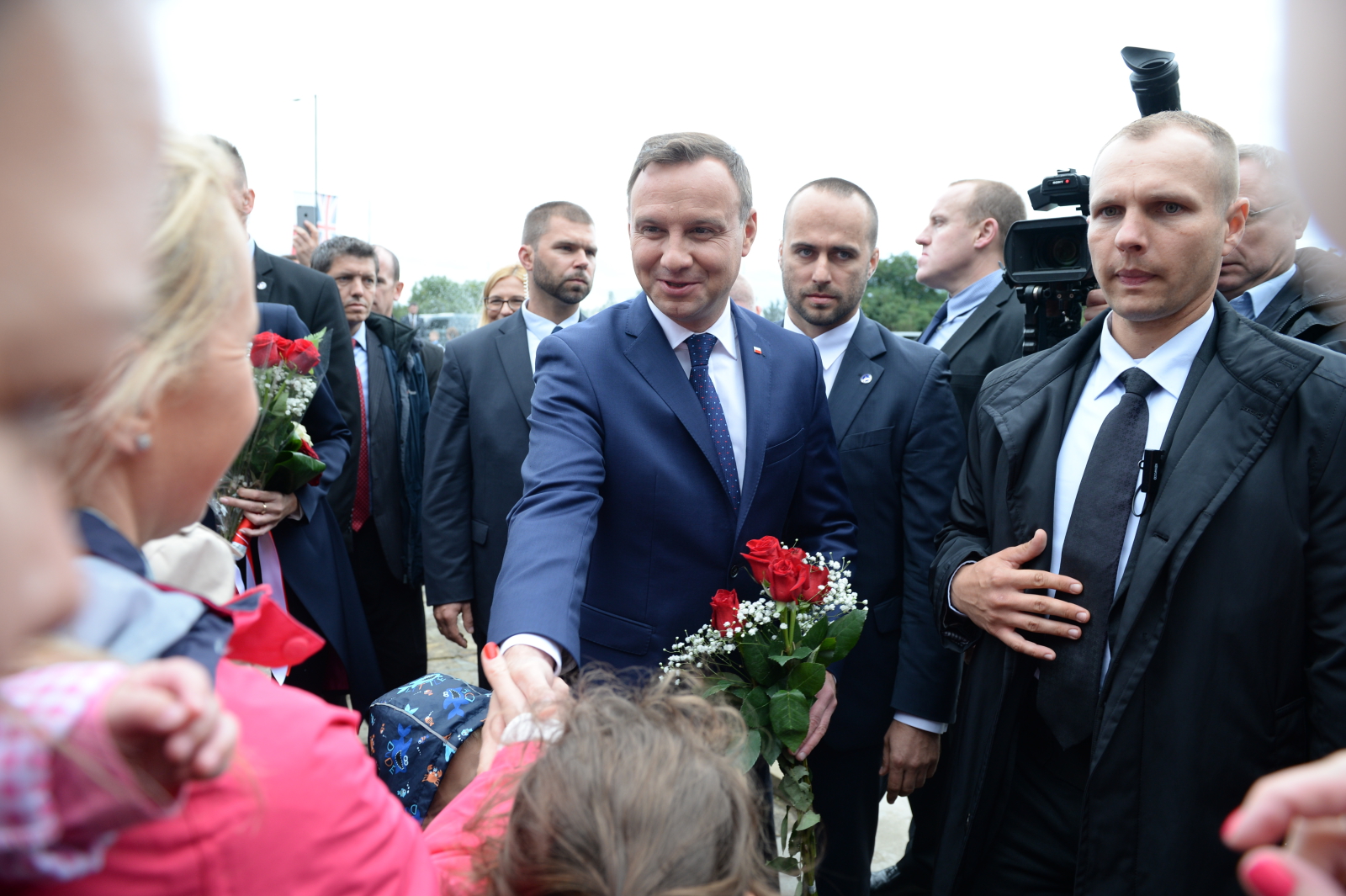 Prezydent Andrzej Duda wita się w poniedziałek z Polakami przybyłymi na uroczystość złożenia przez prezydenta RP kwiatów przed Polish War Memorial - pomnikiem w Londynie wzniesionym, by uczcić pamięć polskich lotników pomagających aliantom podczas II wojny światowej.