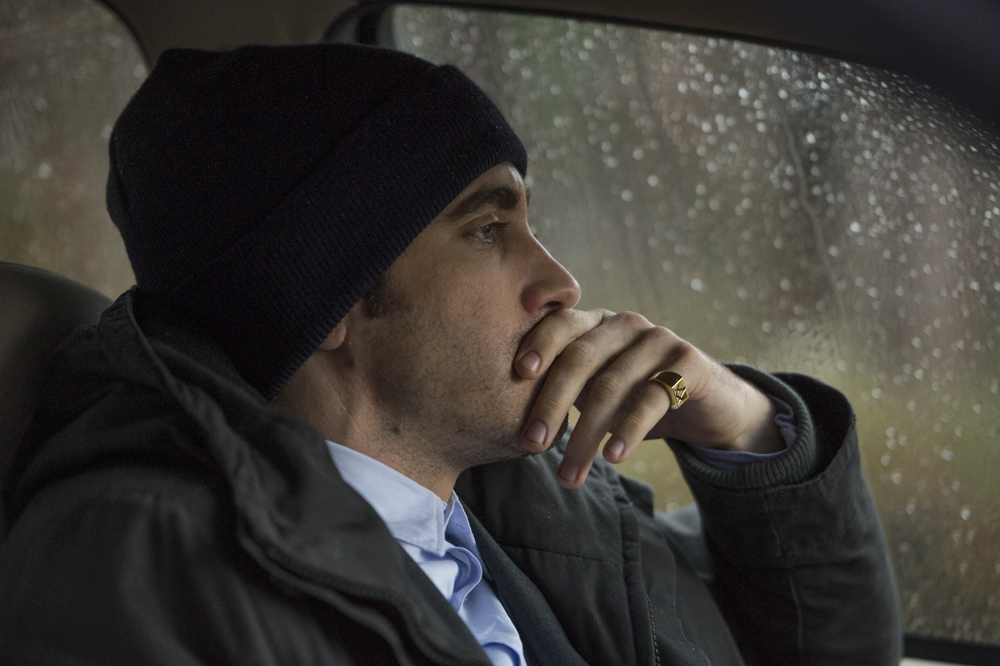 Śledztwo trafia w ręce młodego detektywa Lokiego (Jake Gyllenhaal), wszystkie tropy wiodą jednak donikąd